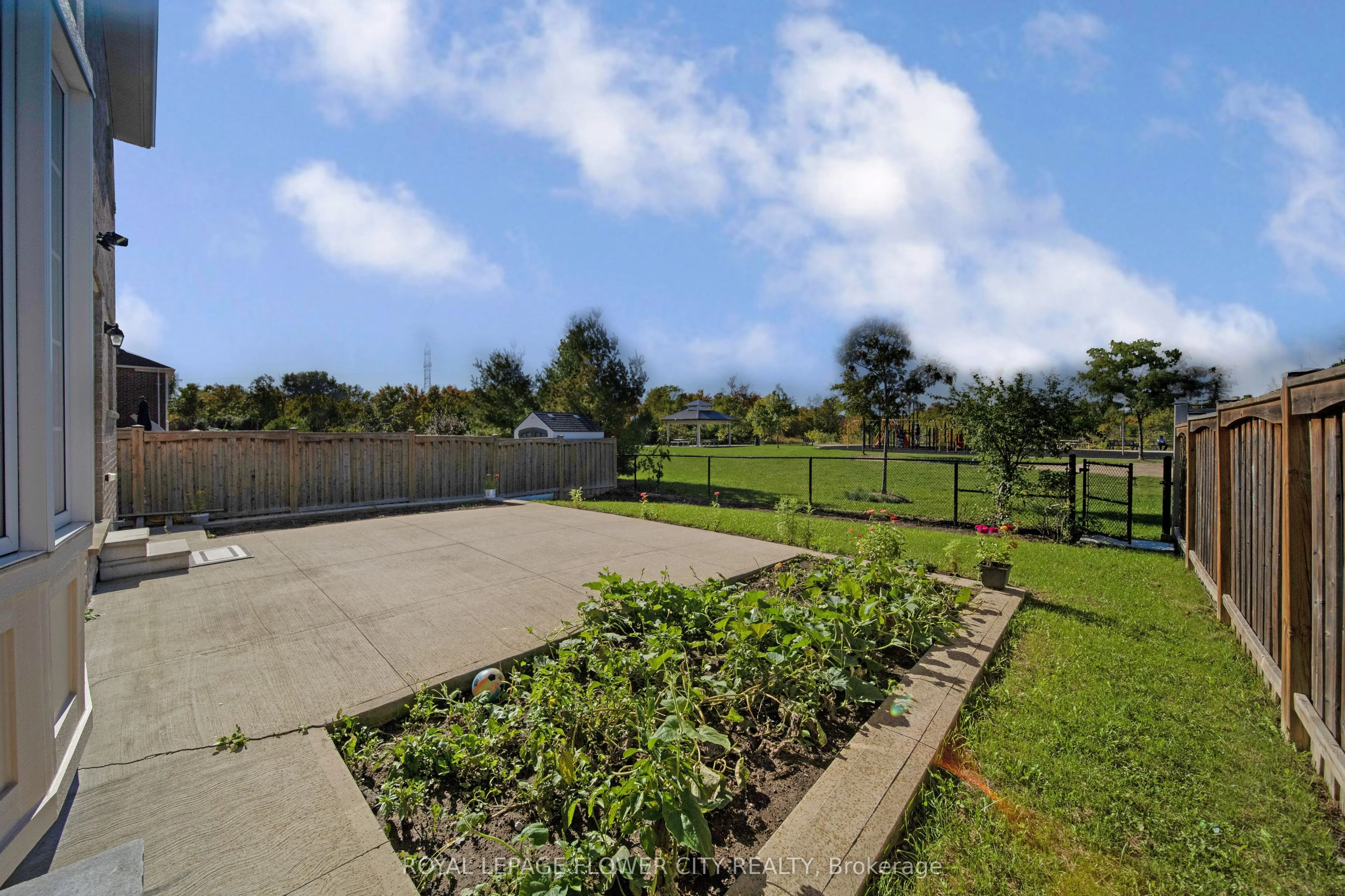 44 YOUNG GARDEN Crescent
