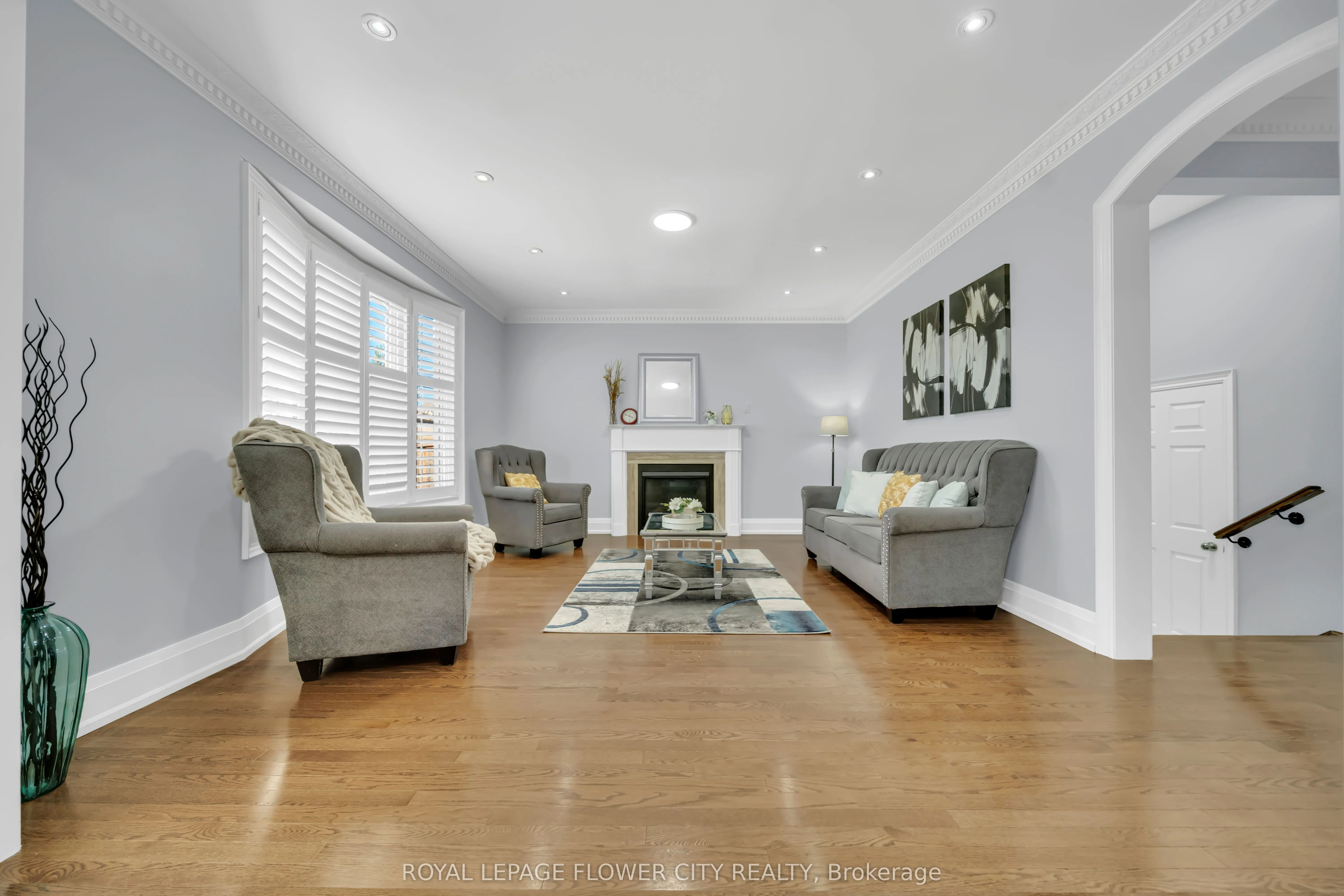44 YOUNG GARDEN Crescent