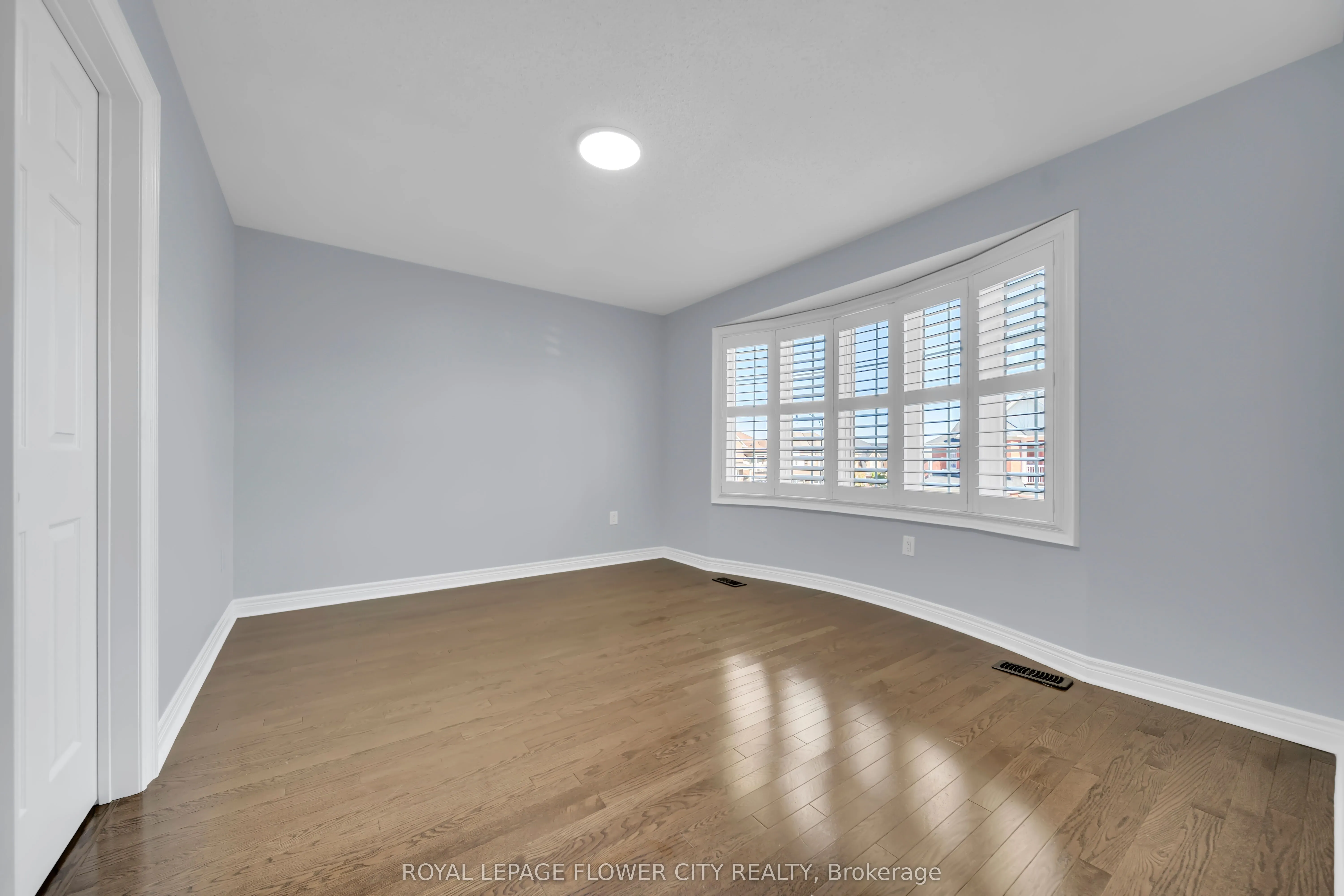 44 YOUNG GARDEN Crescent