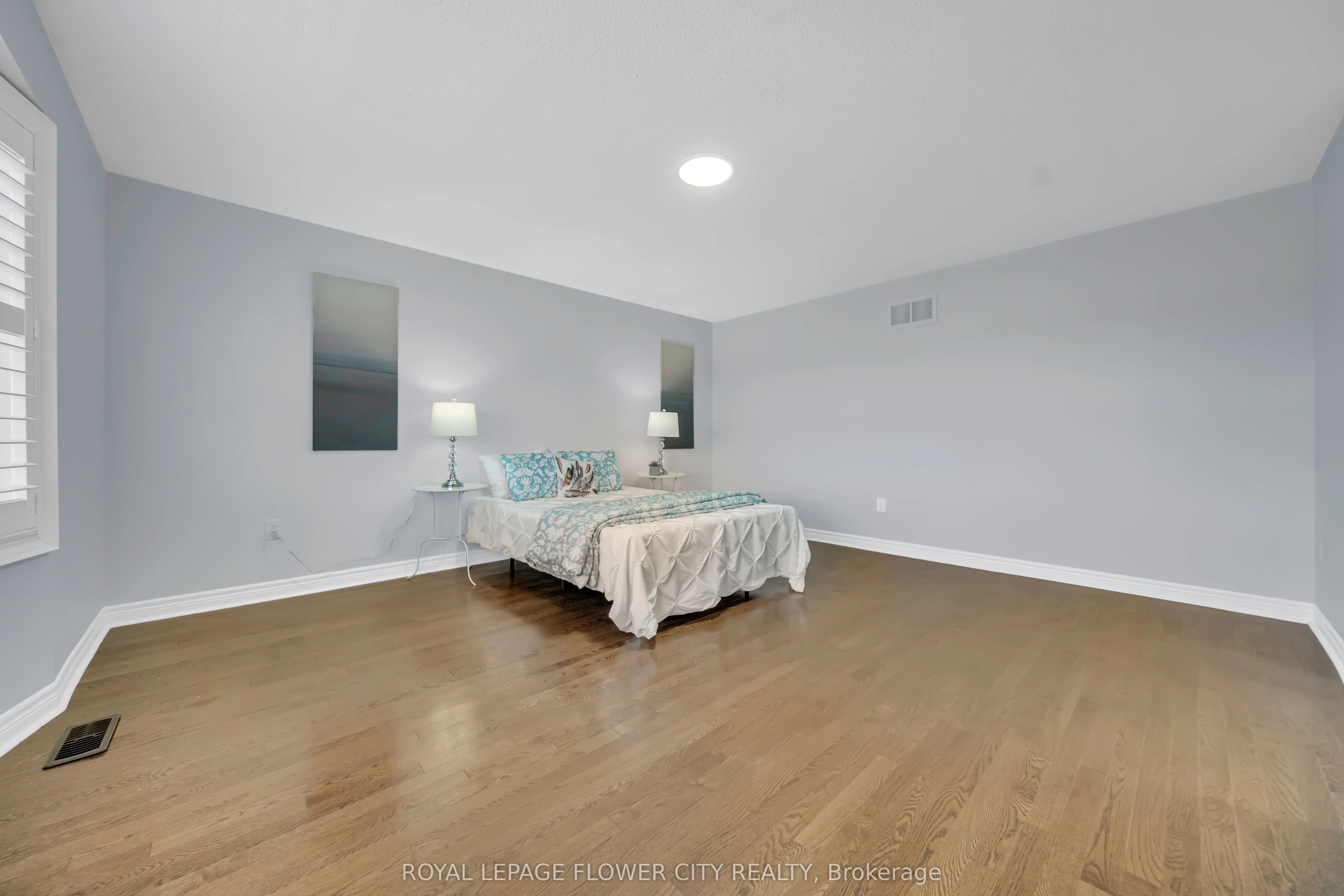 44 YOUNG GARDEN Crescent