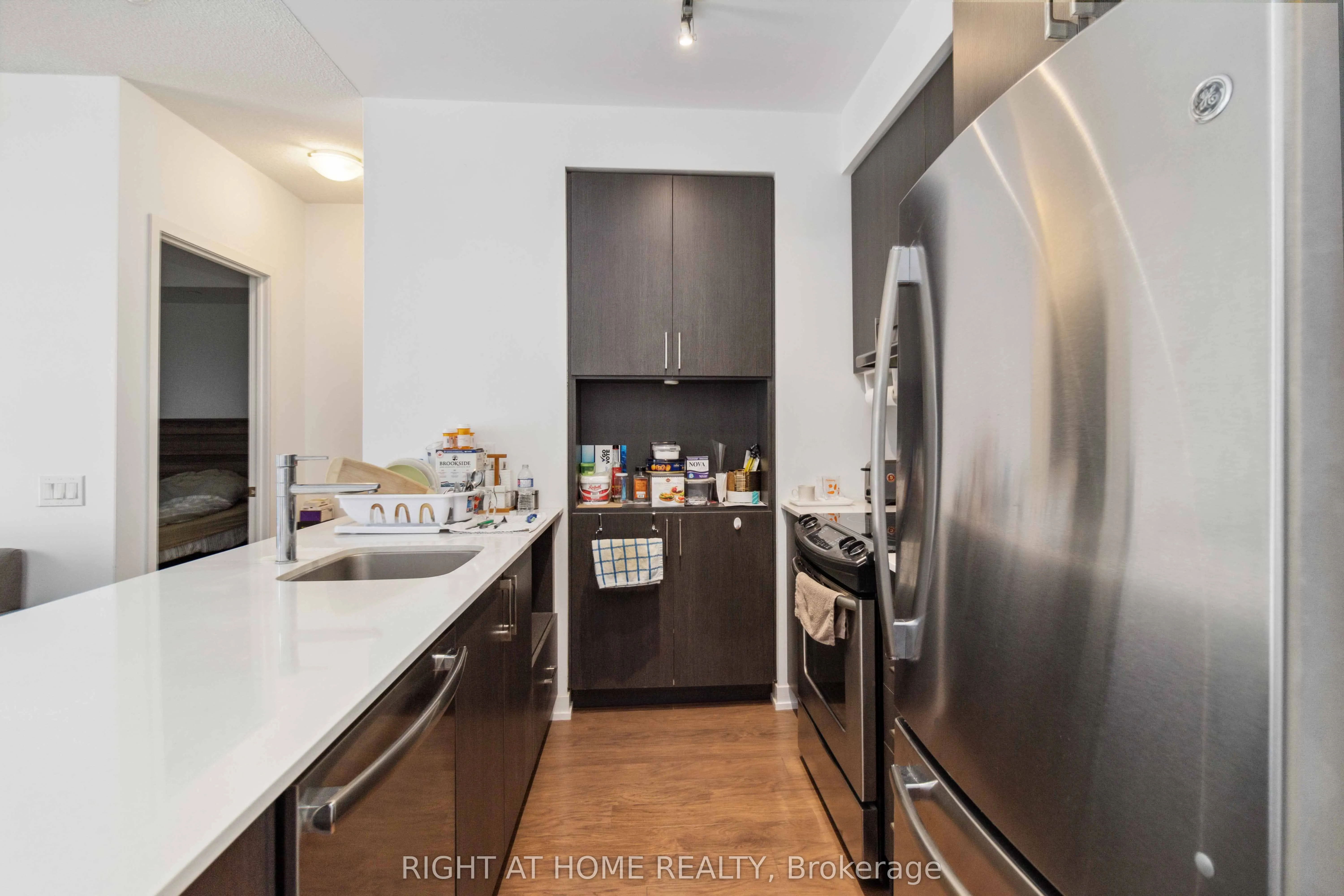 2560 Eglinton Avenue W, #811