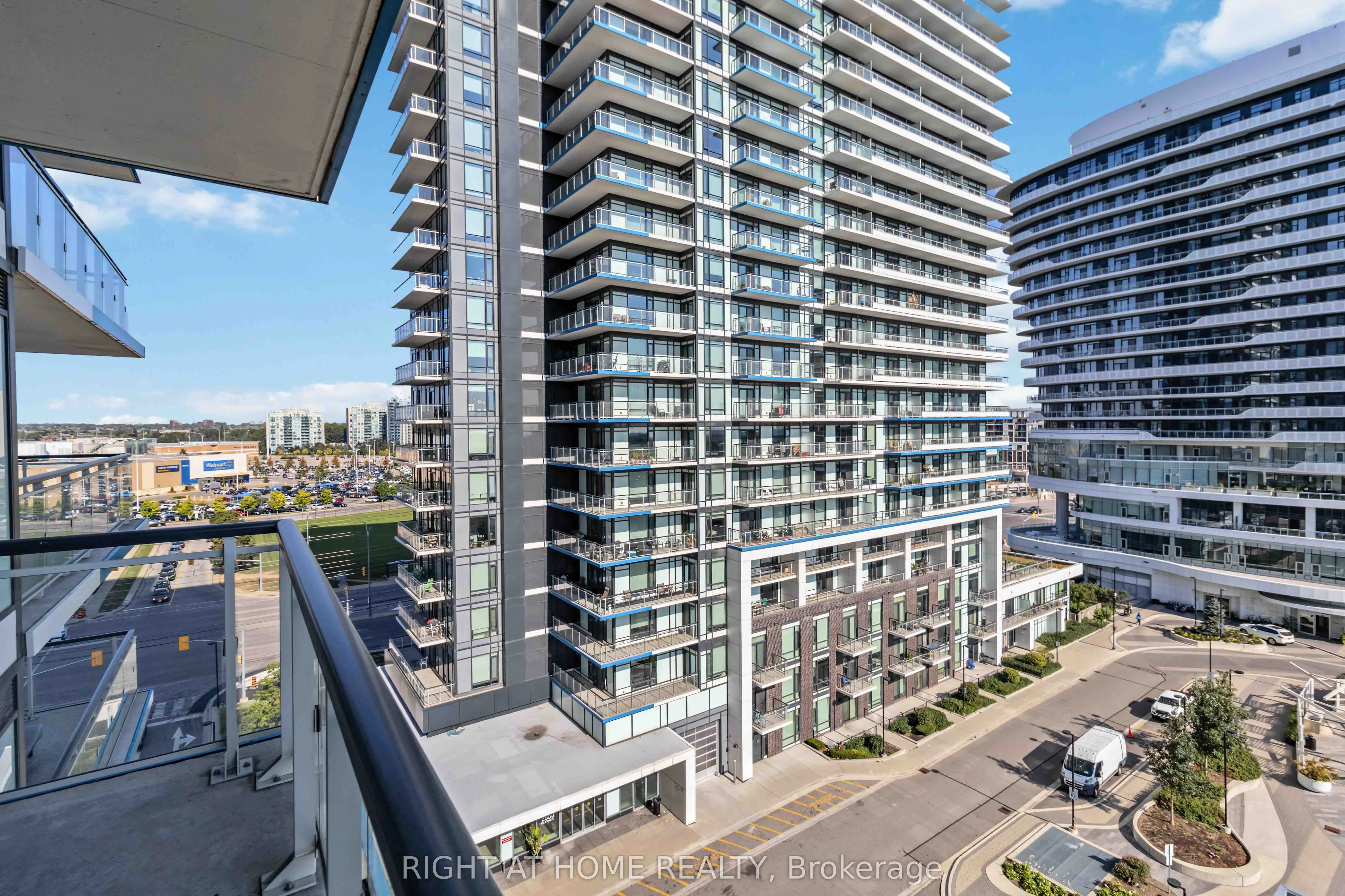 2560 Eglinton Avenue W, #811