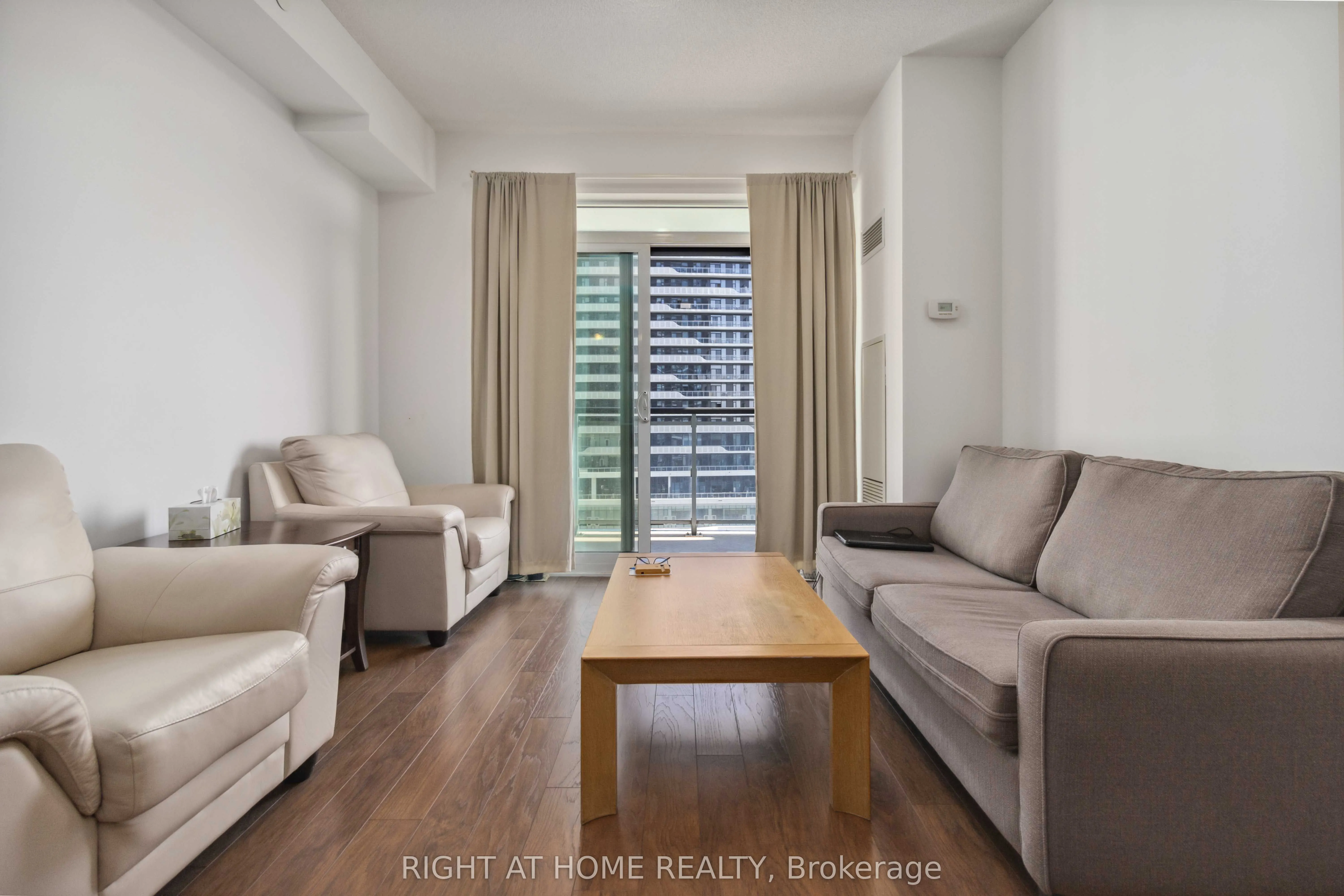 2560 Eglinton Avenue W, #811