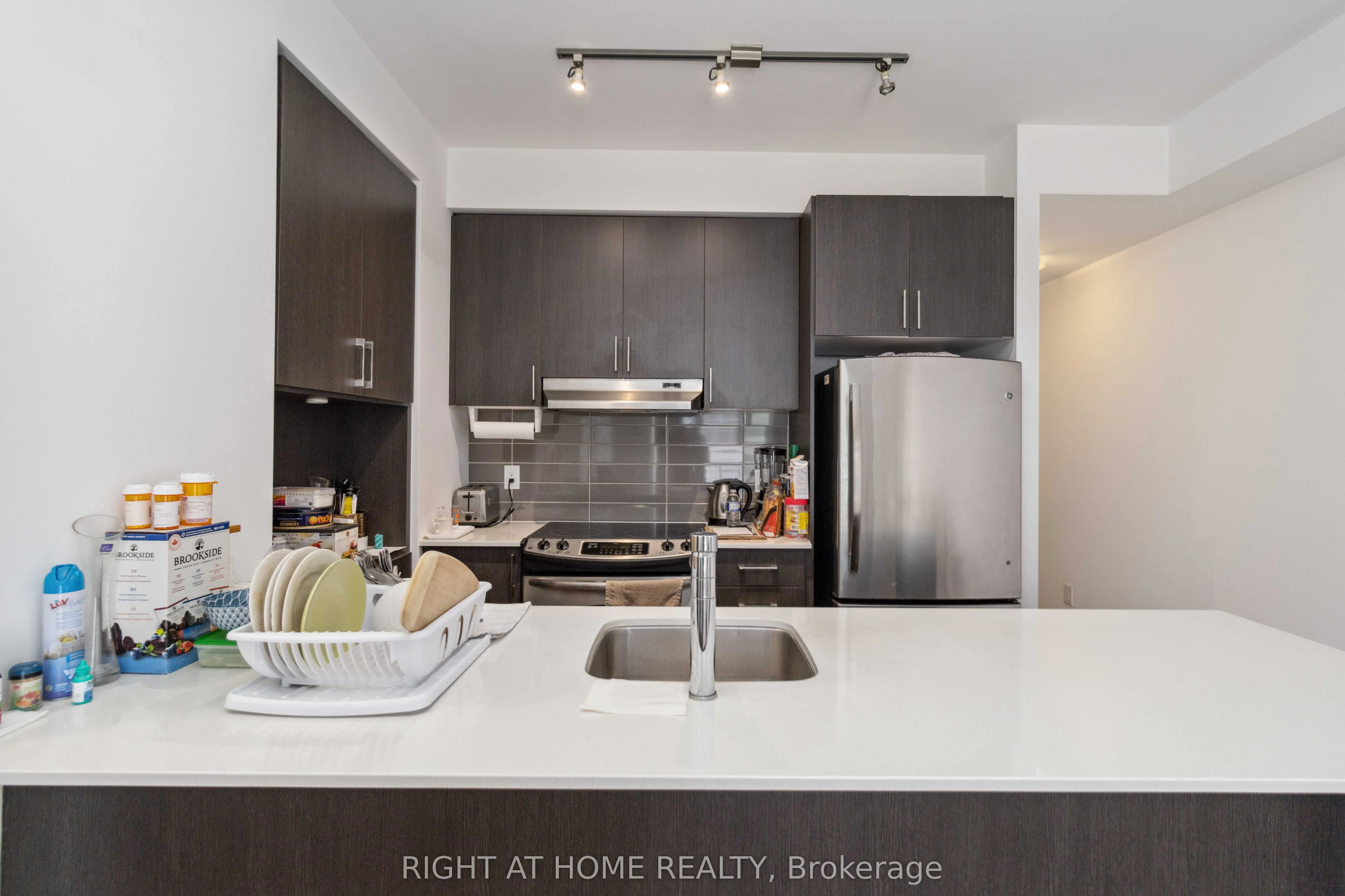 2560 Eglinton Avenue W, #811