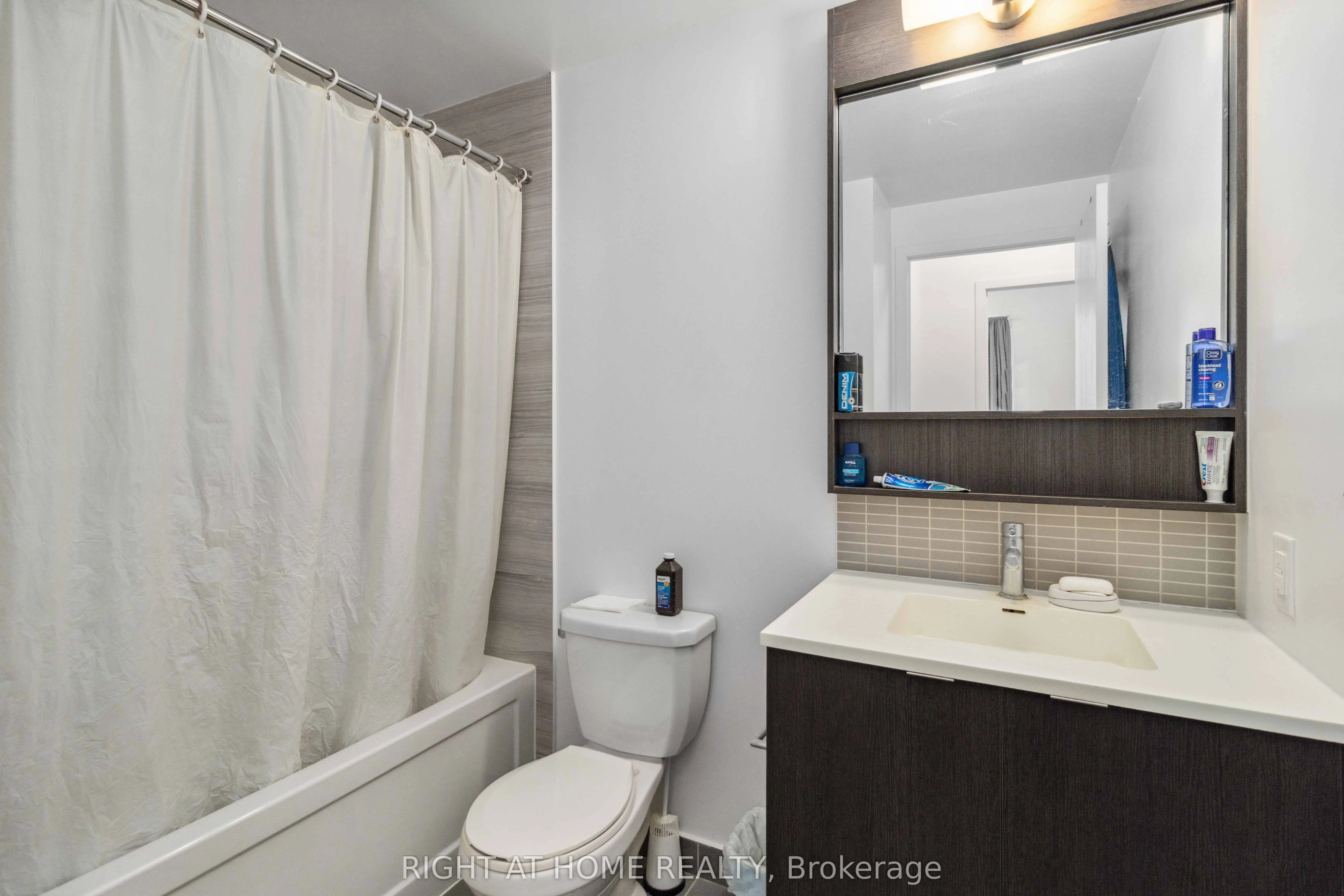 2560 Eglinton Avenue W, #811