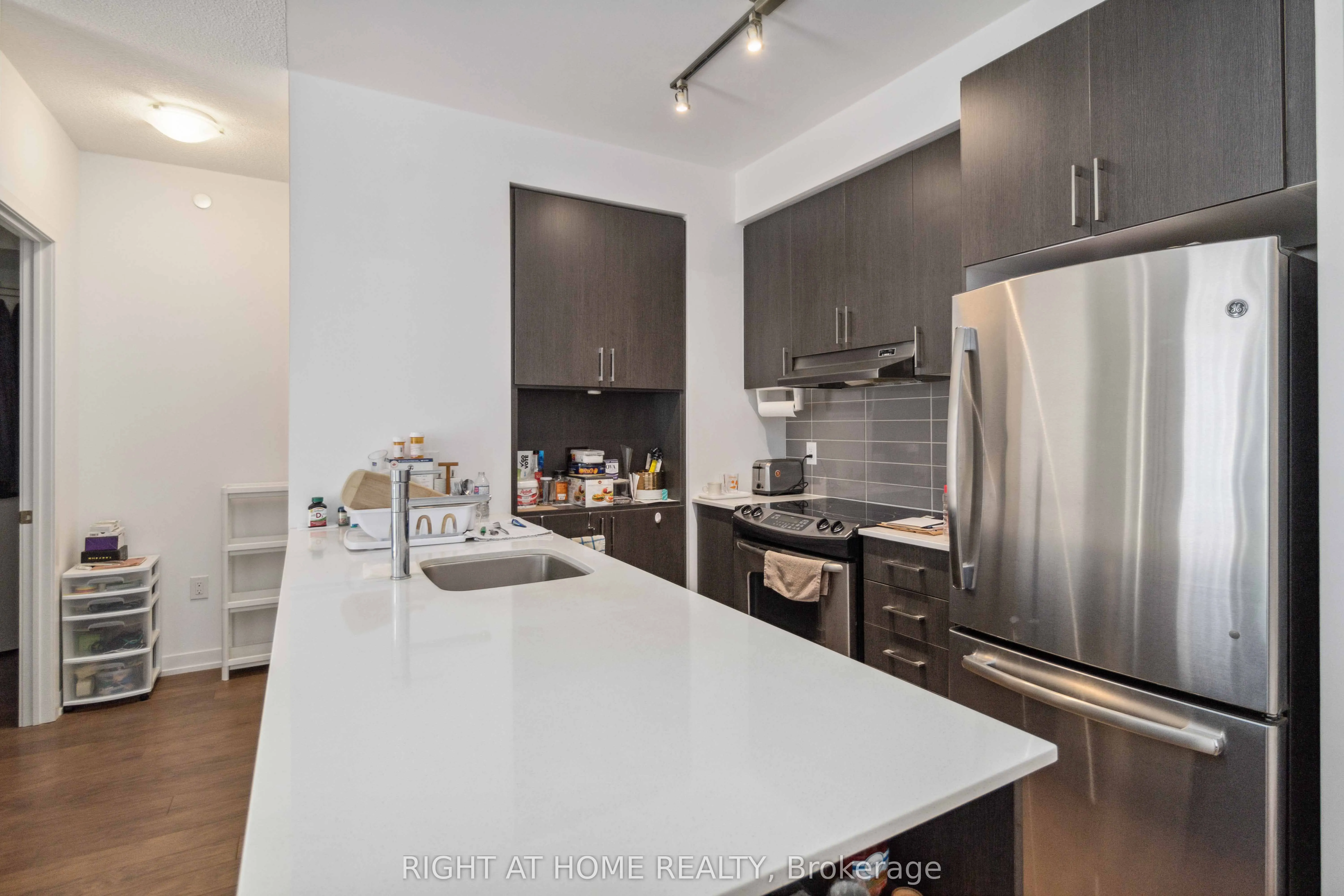 2560 Eglinton Avenue W, #811