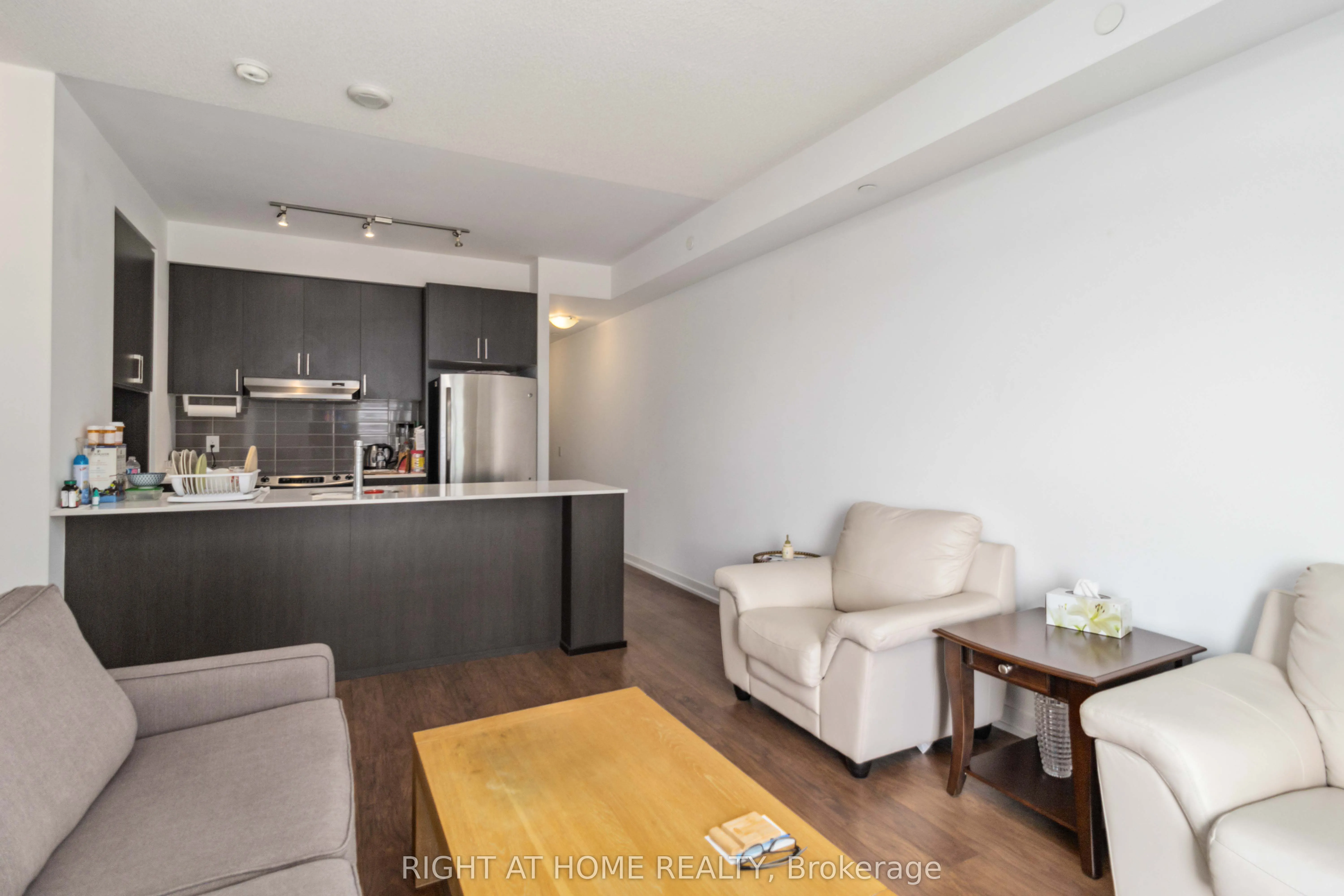 2560 Eglinton Avenue W, #811