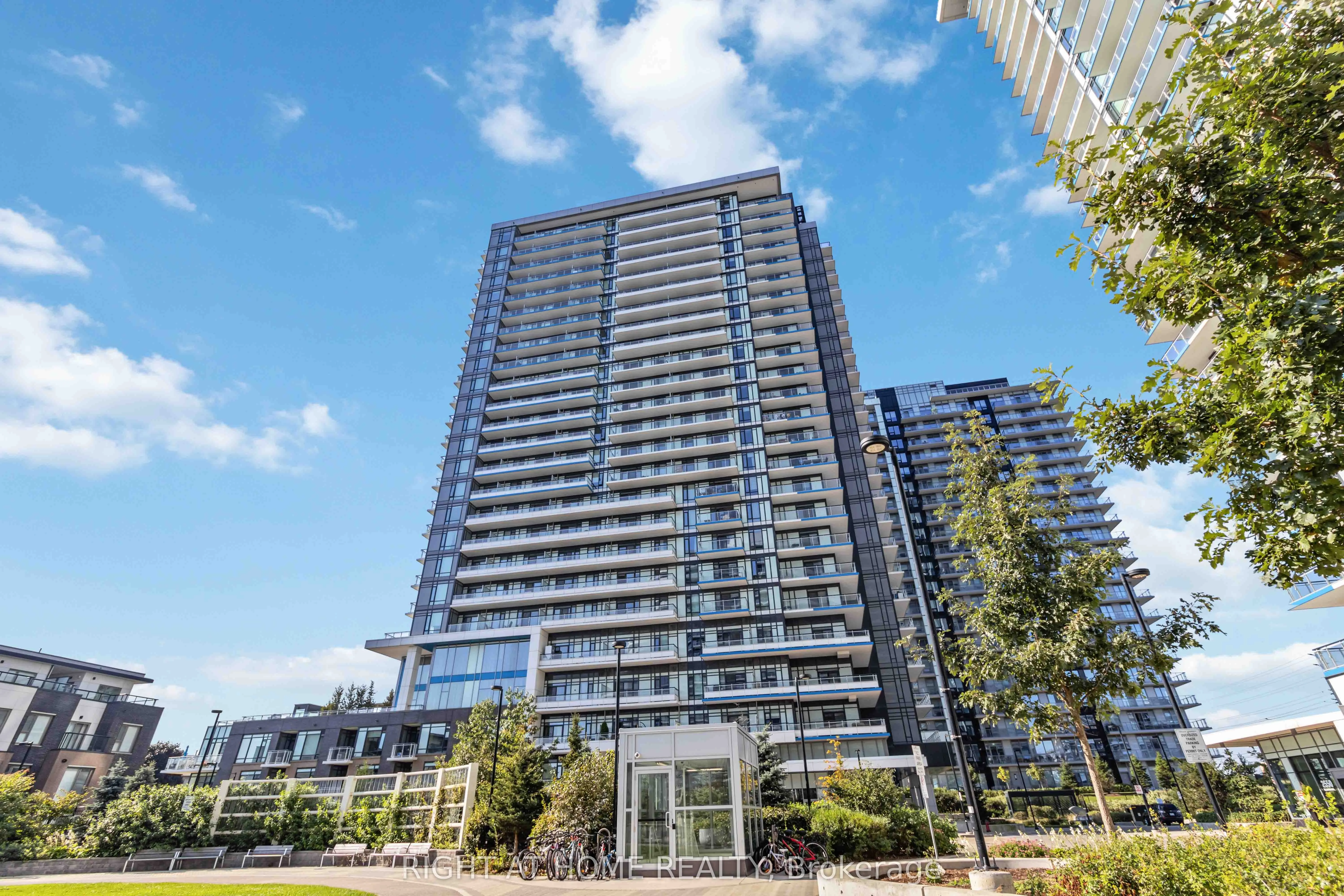 2560 Eglinton Avenue W, #811