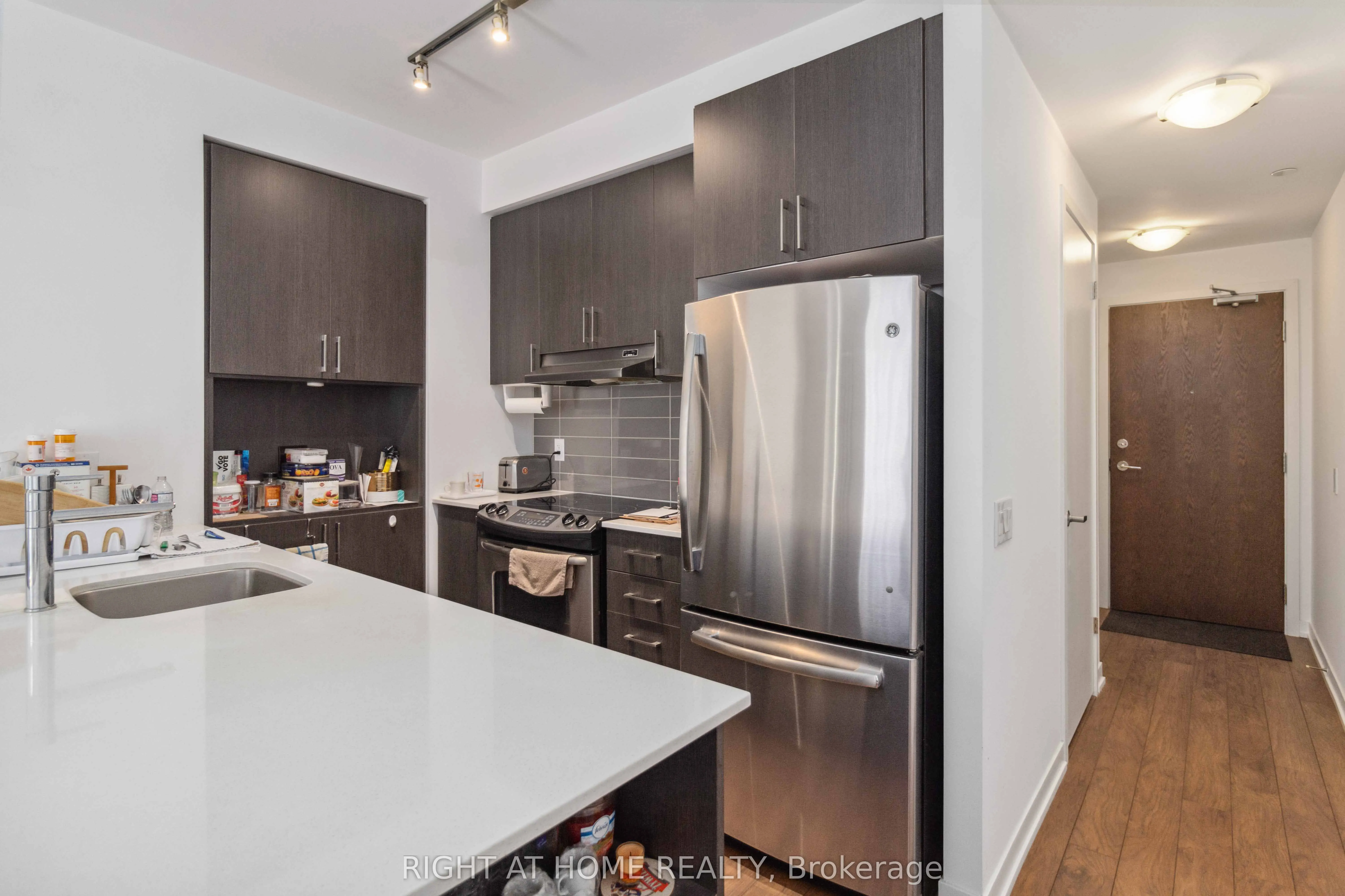 2560 Eglinton Avenue W, #811