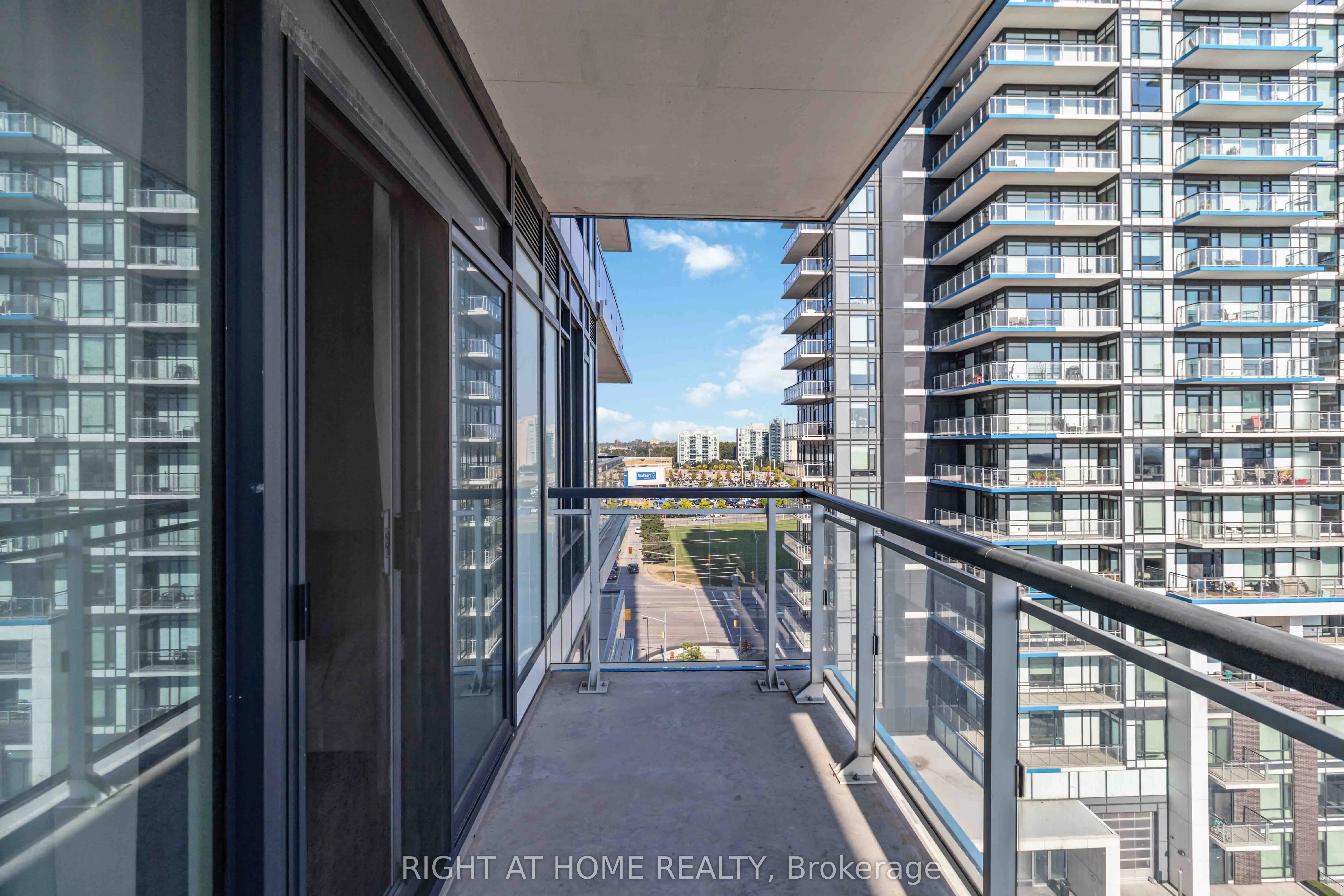 2560 Eglinton Avenue W, #811