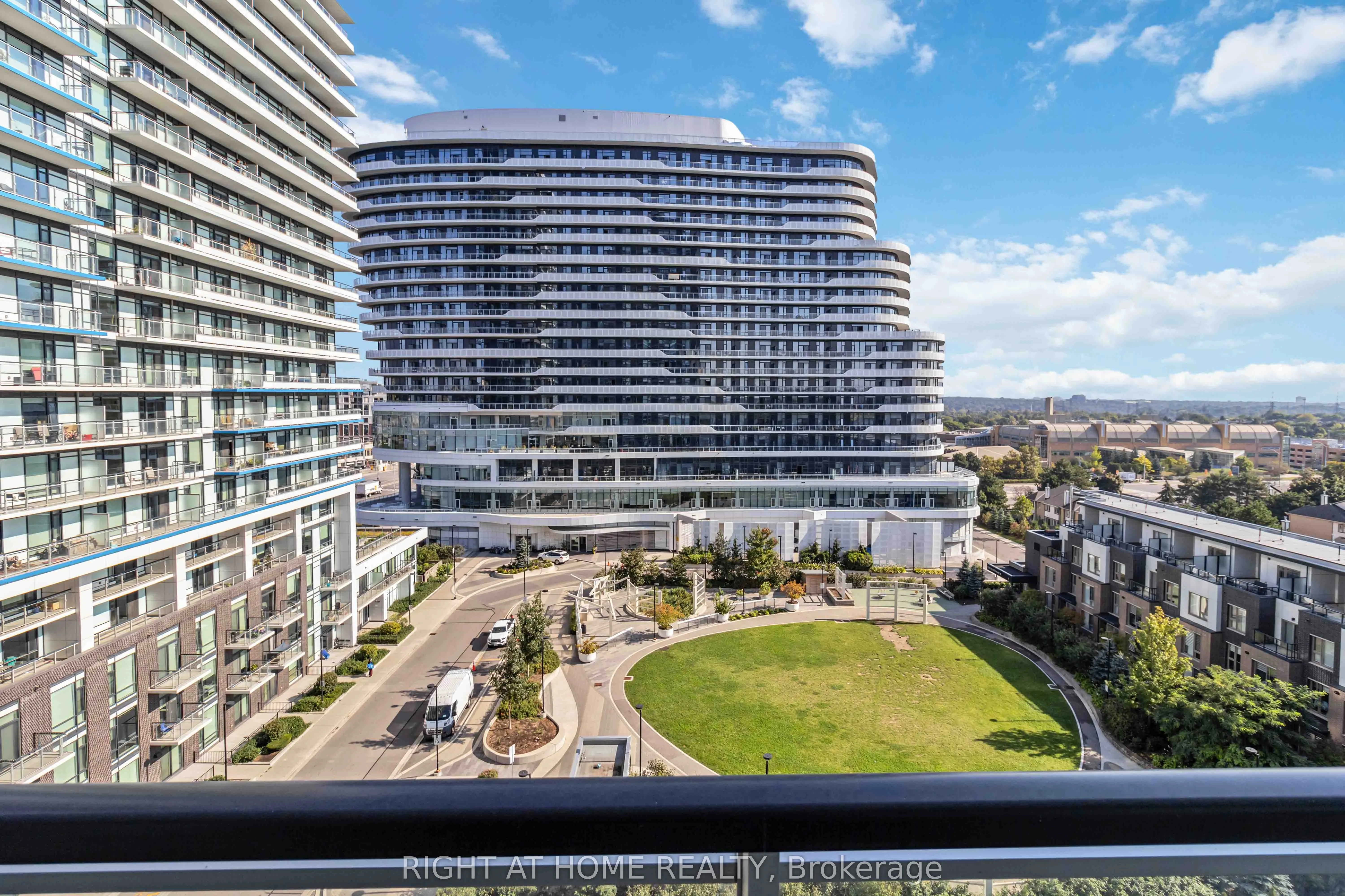 2560 Eglinton Avenue W, #811