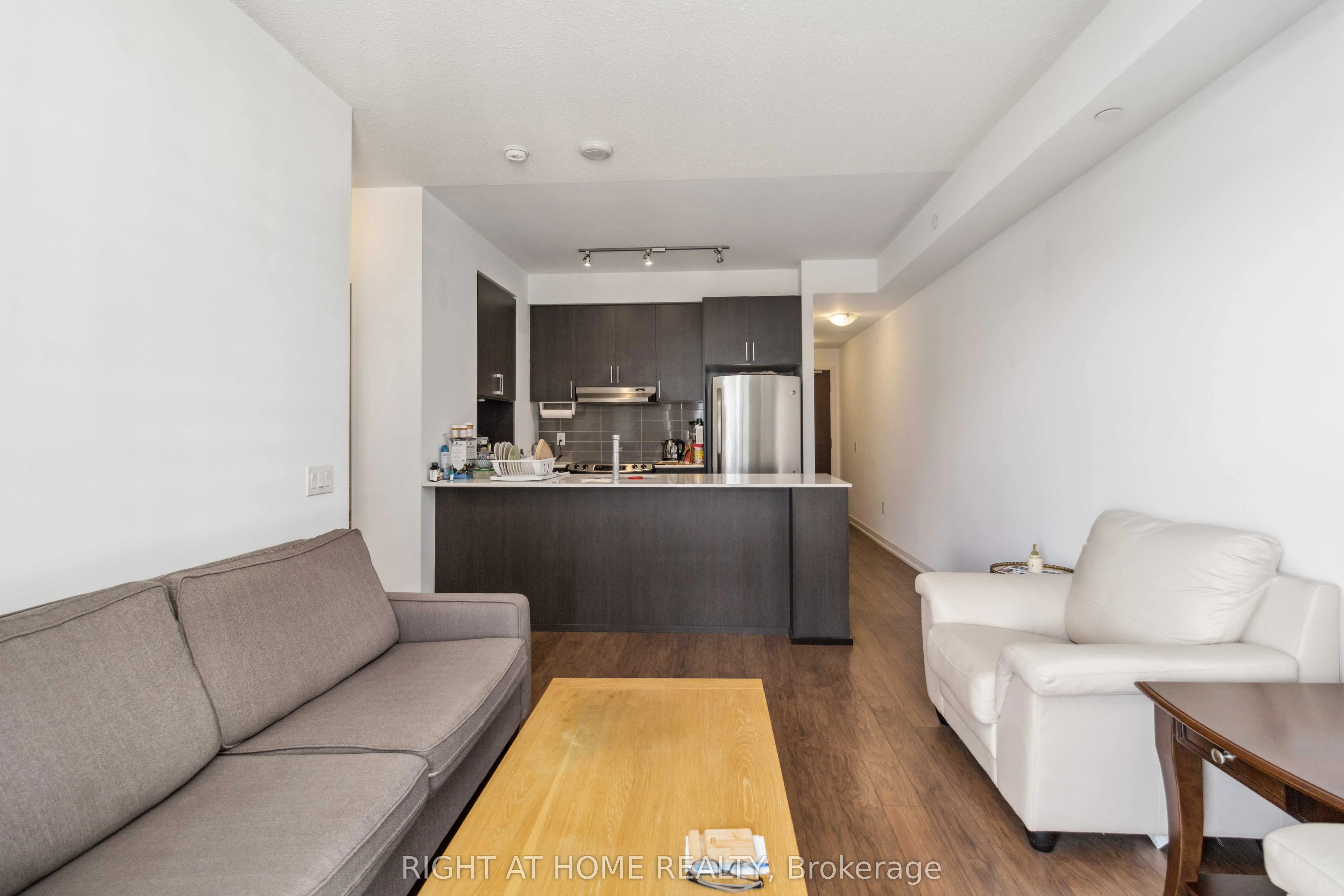 2560 Eglinton Avenue W, #811