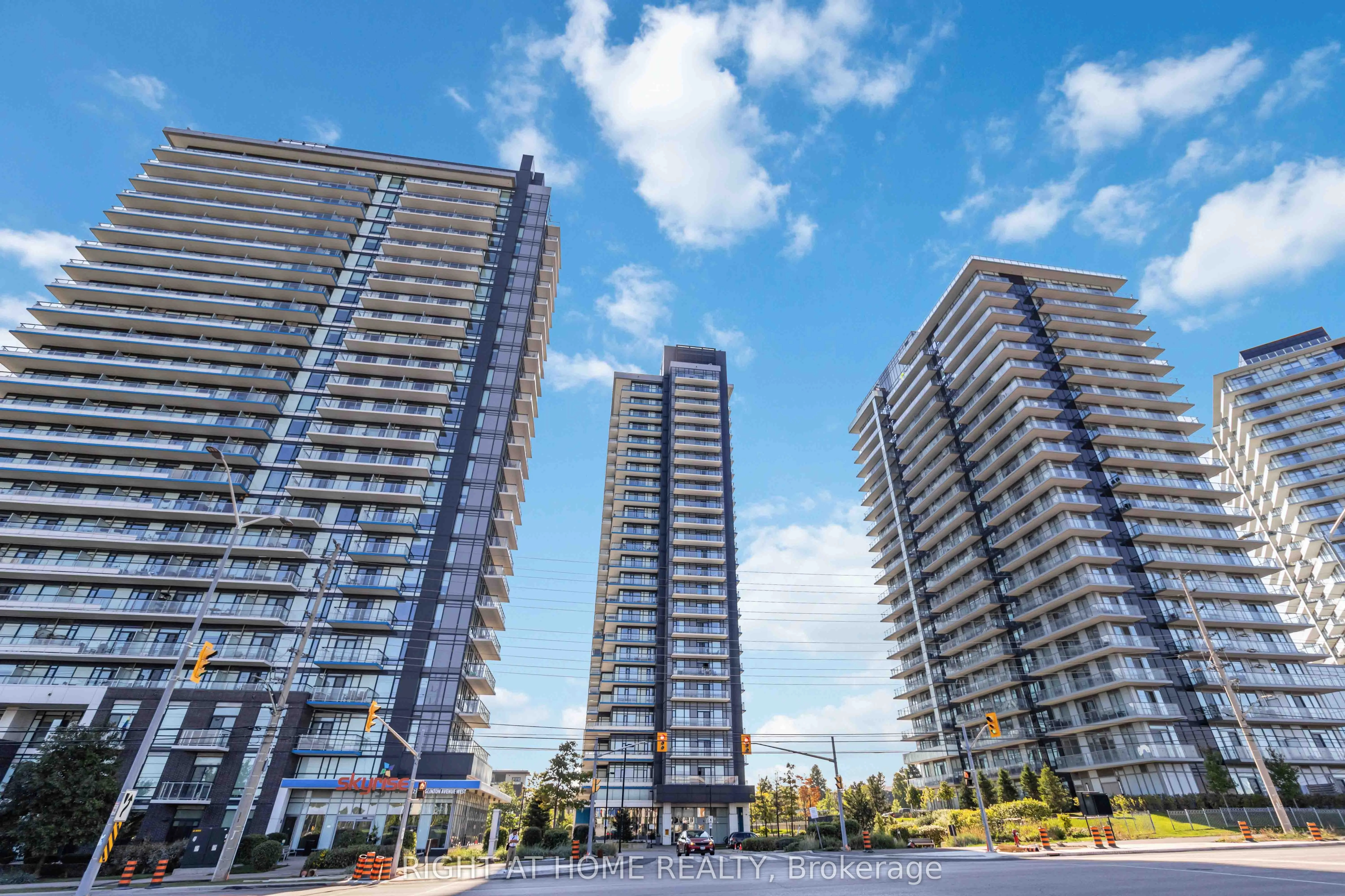 2560 Eglinton Avenue W, #811