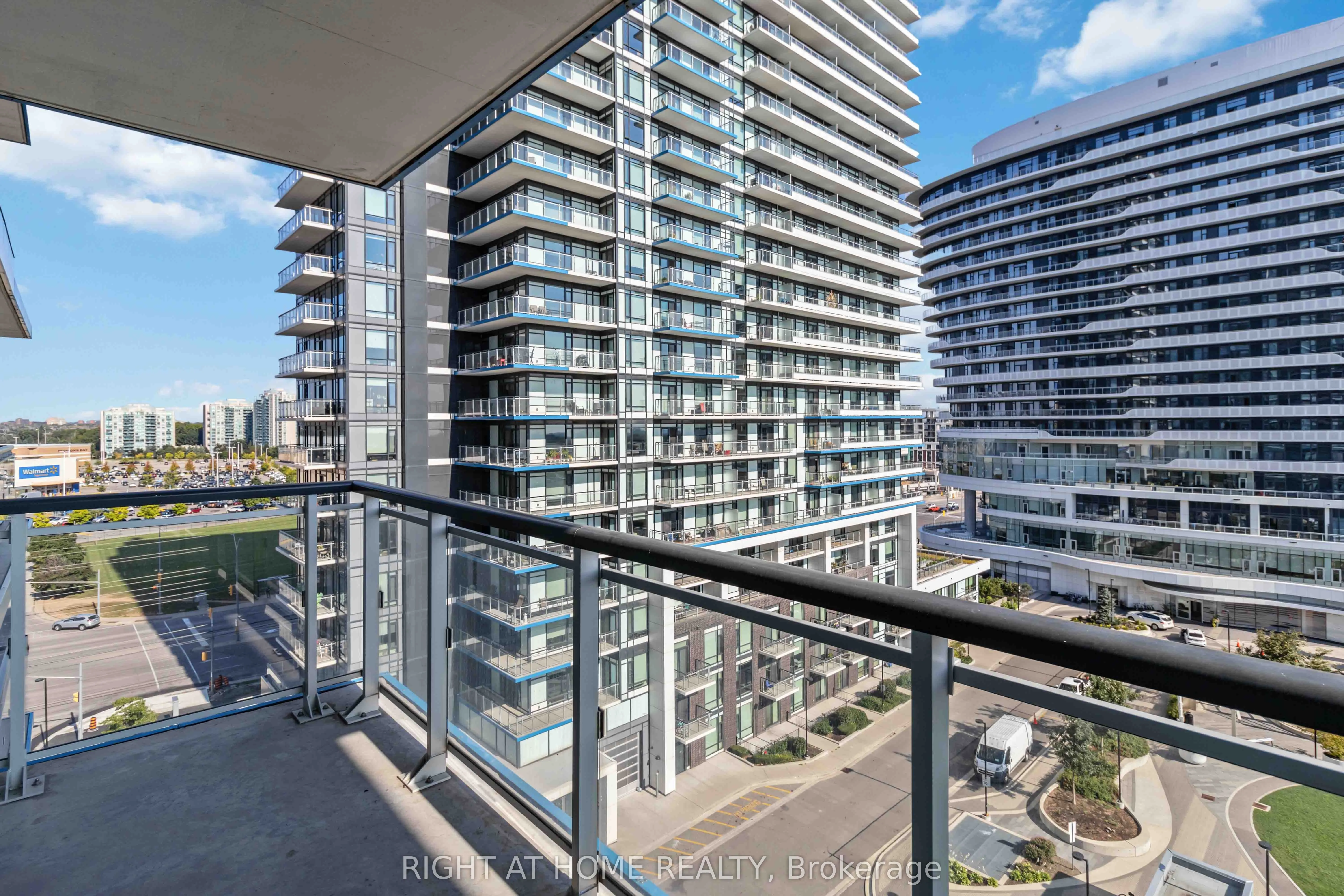 2560 Eglinton Avenue W, #811