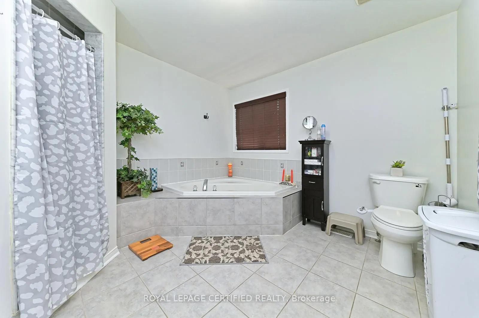 28 Abbotsbury Drive