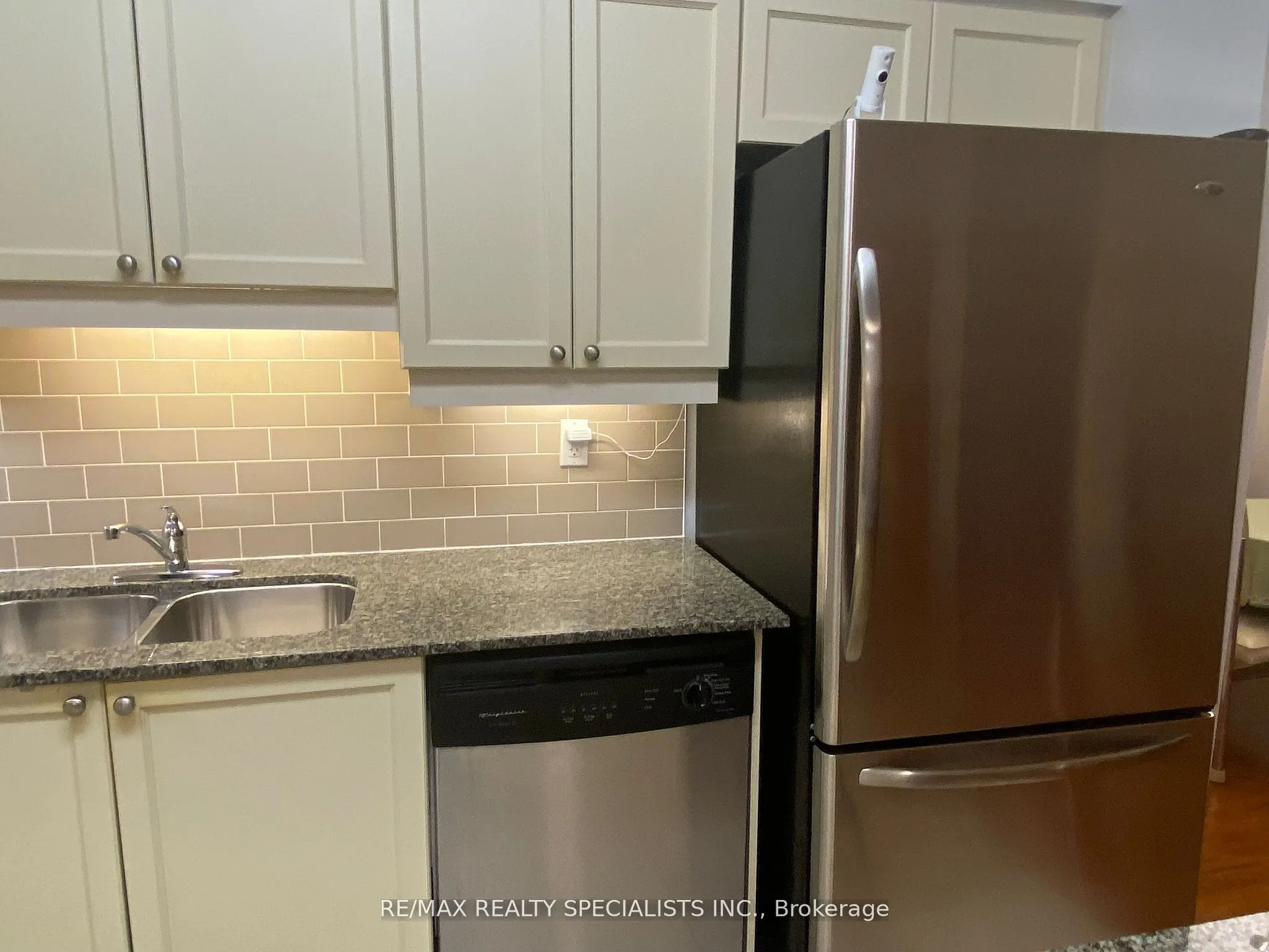 810 Scollard Court, #902