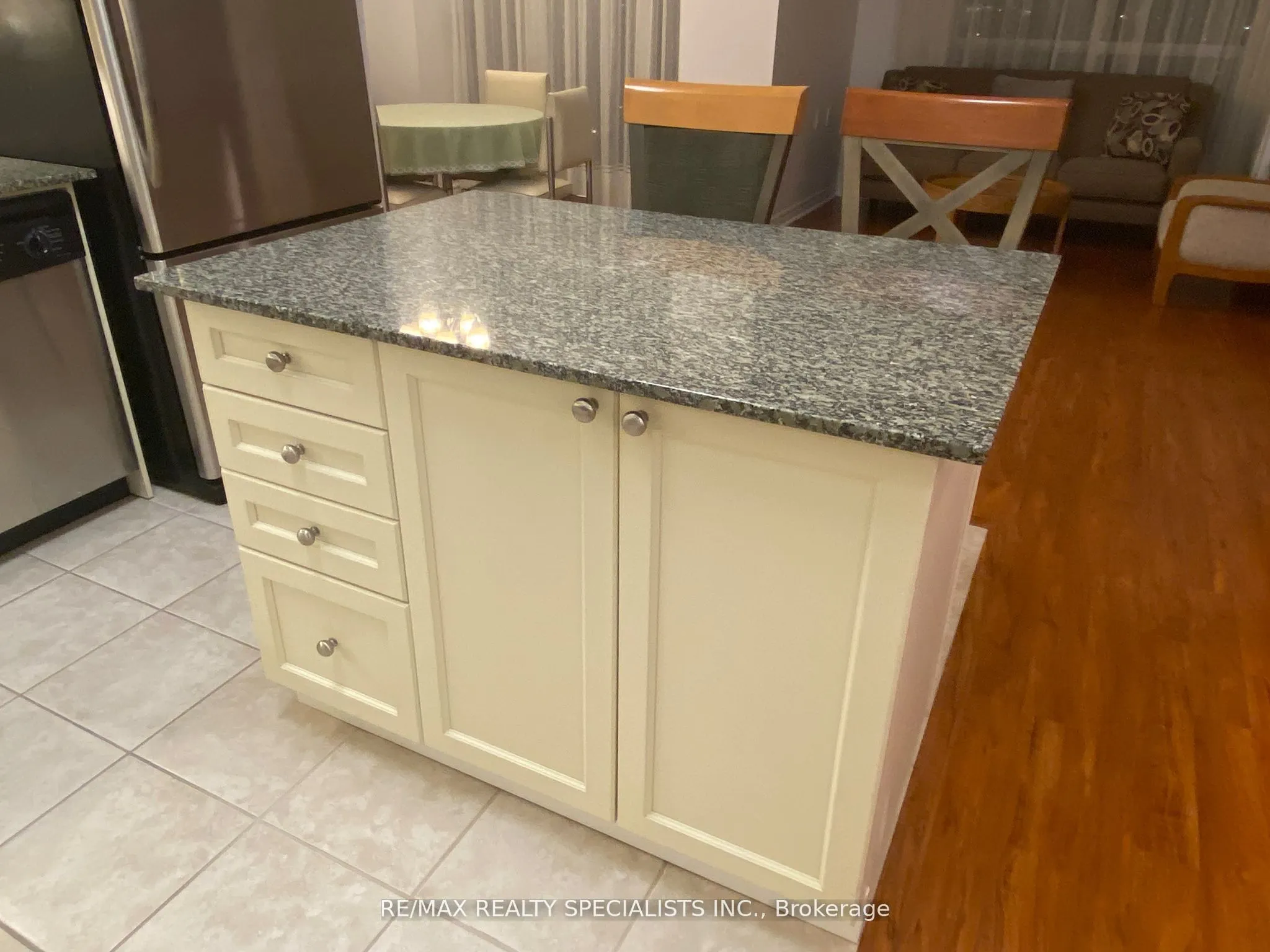 810 Scollard Court, #902