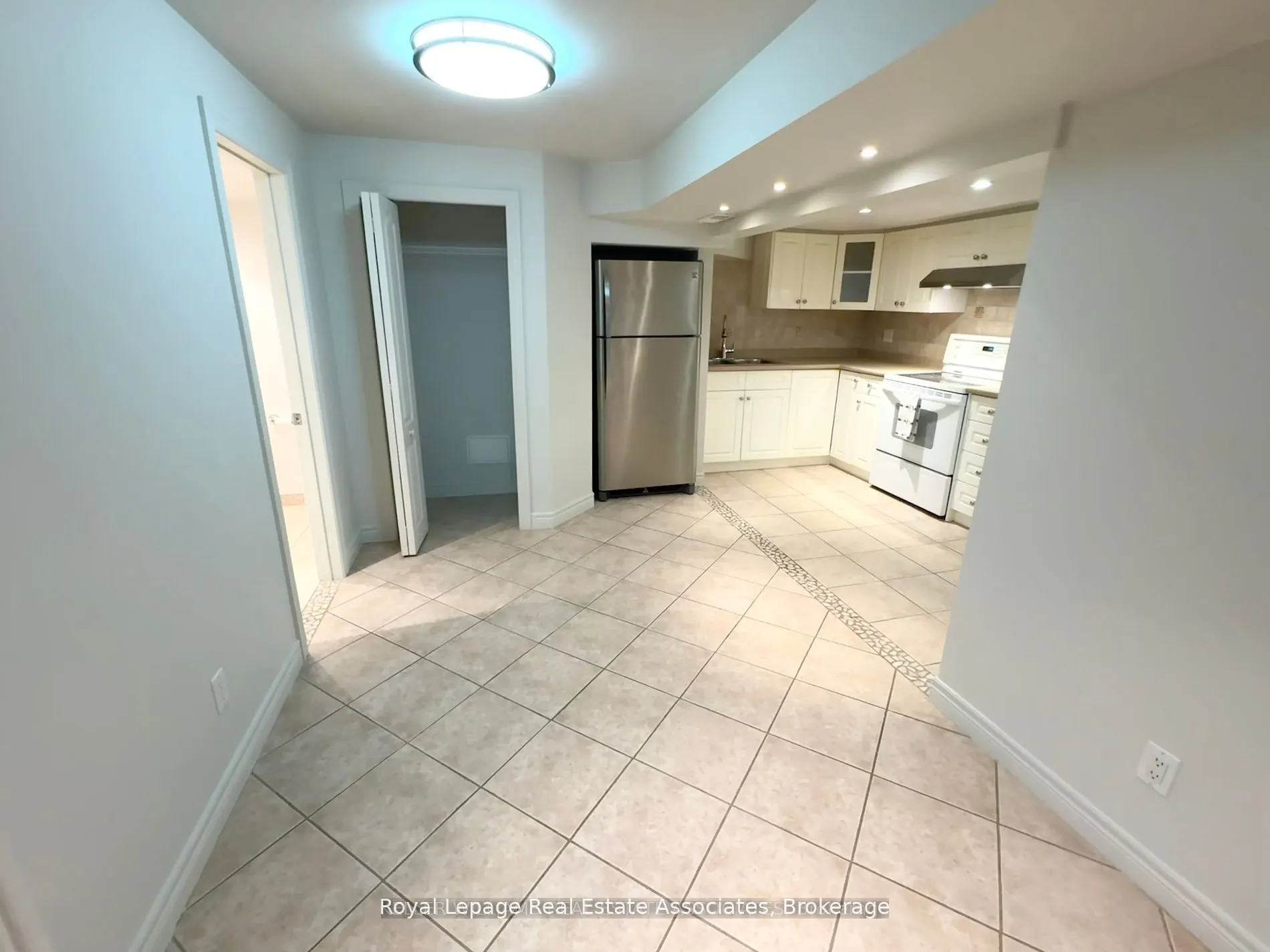 282 Oxbow Crescent, #Lower