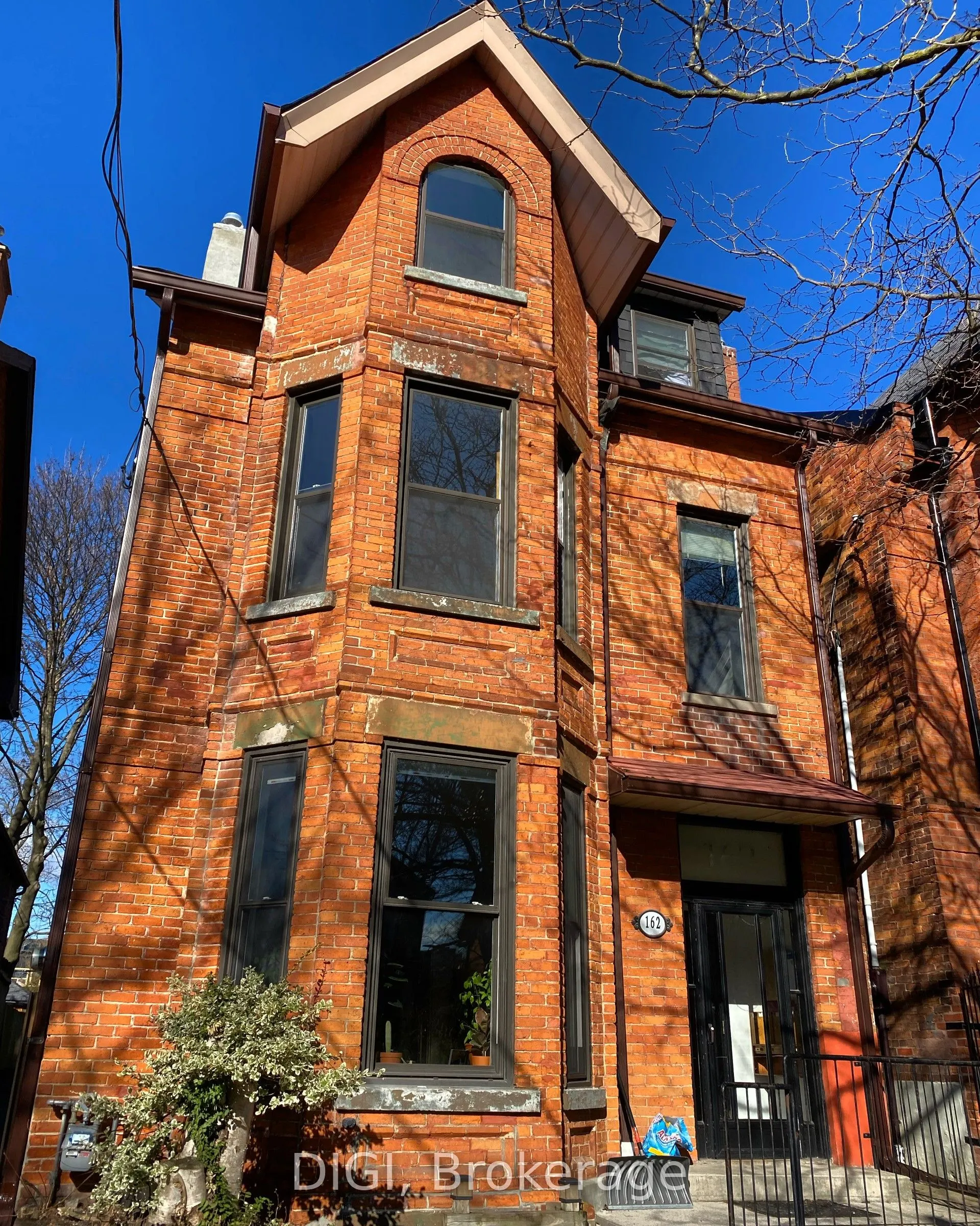 162 Cowan Avenue, #5