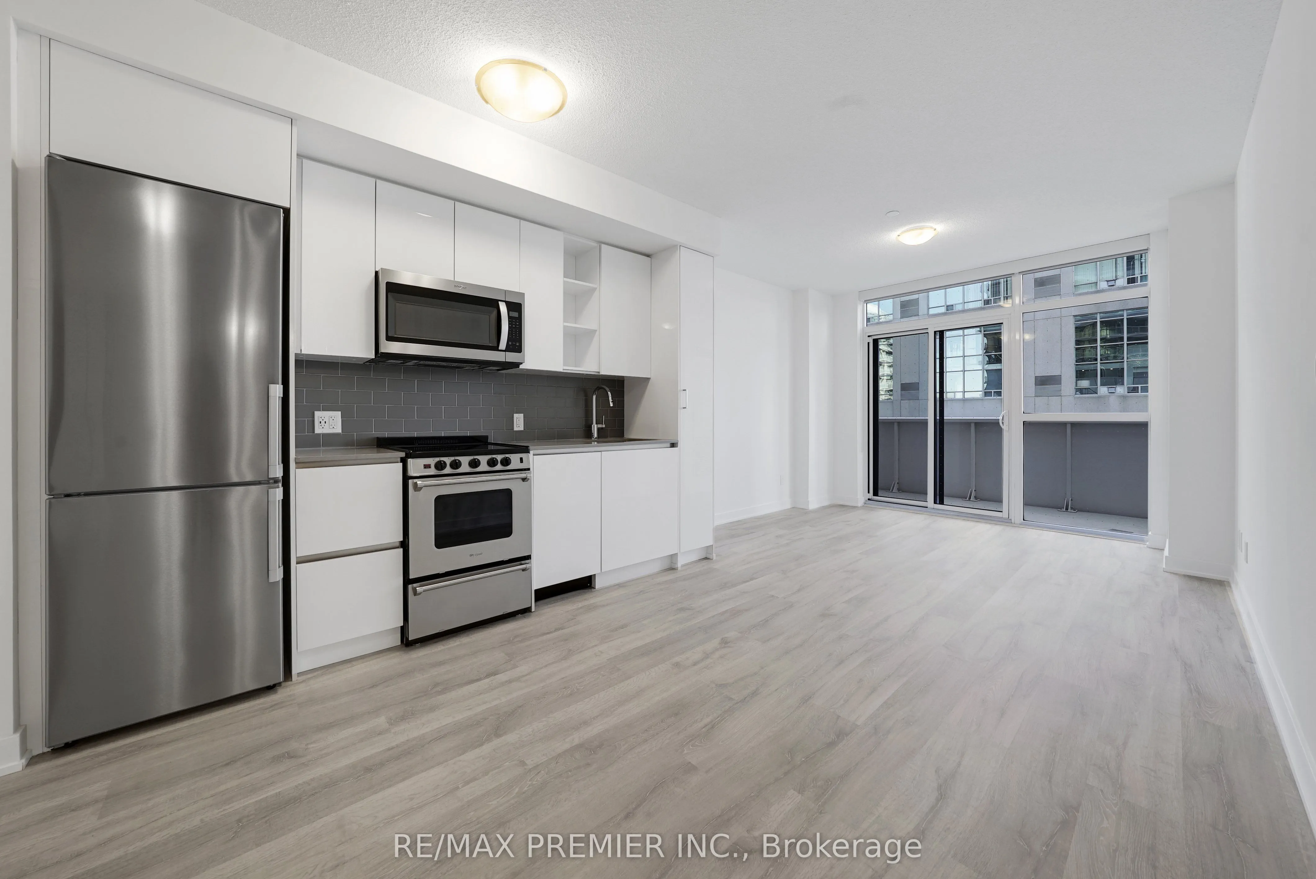 251 Manitoba Street, #406