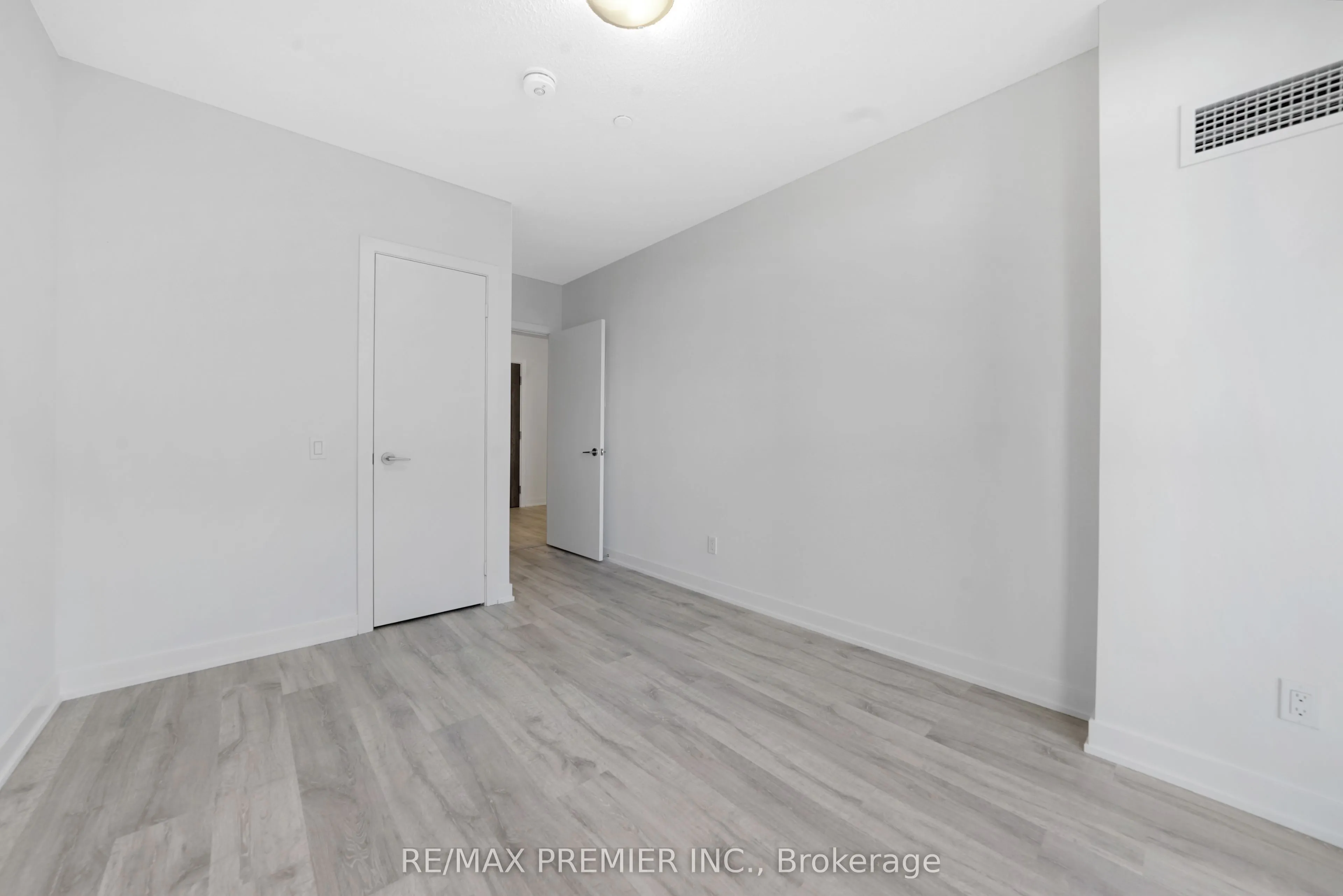 251 Manitoba Street, #406