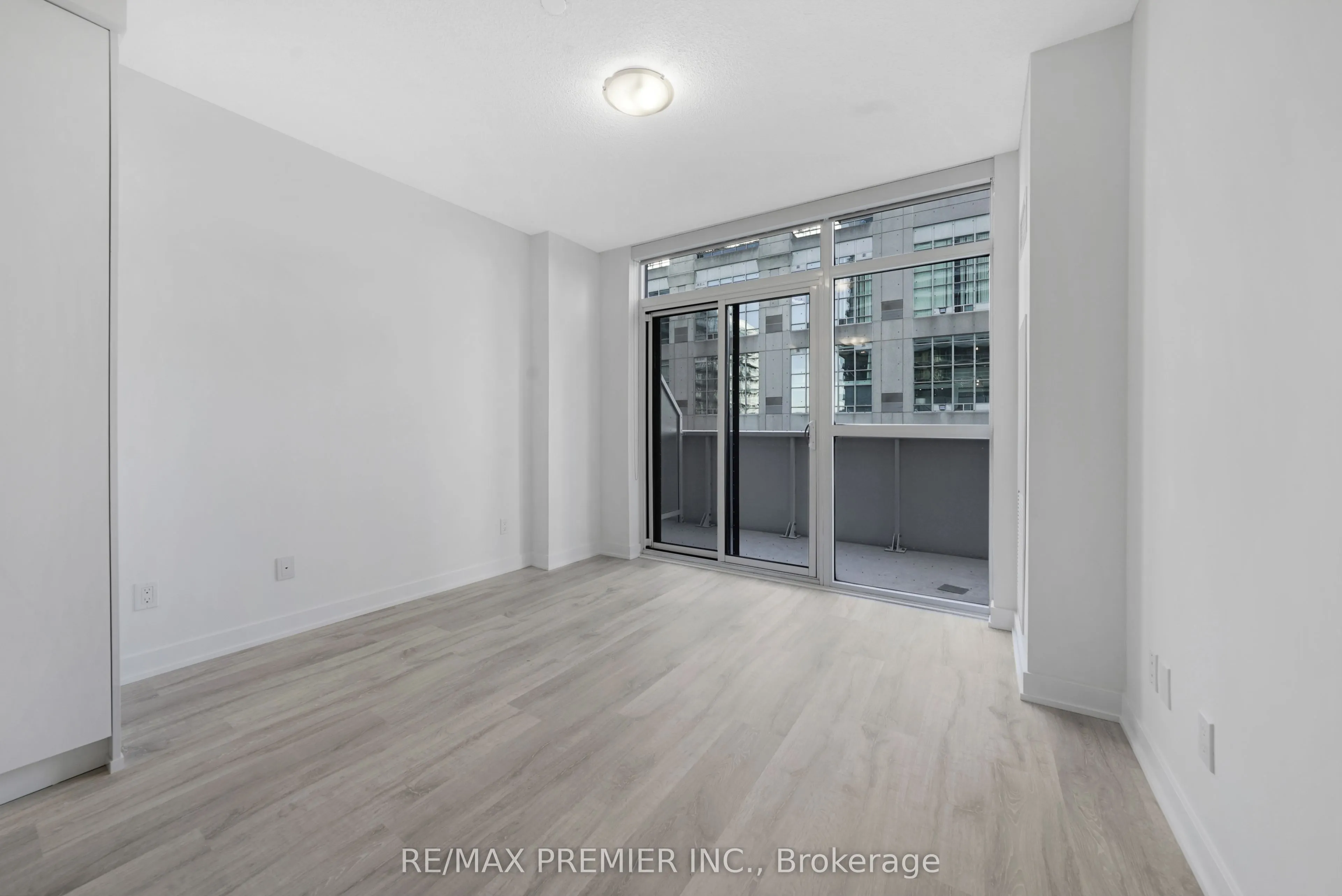 251 Manitoba Street, #406