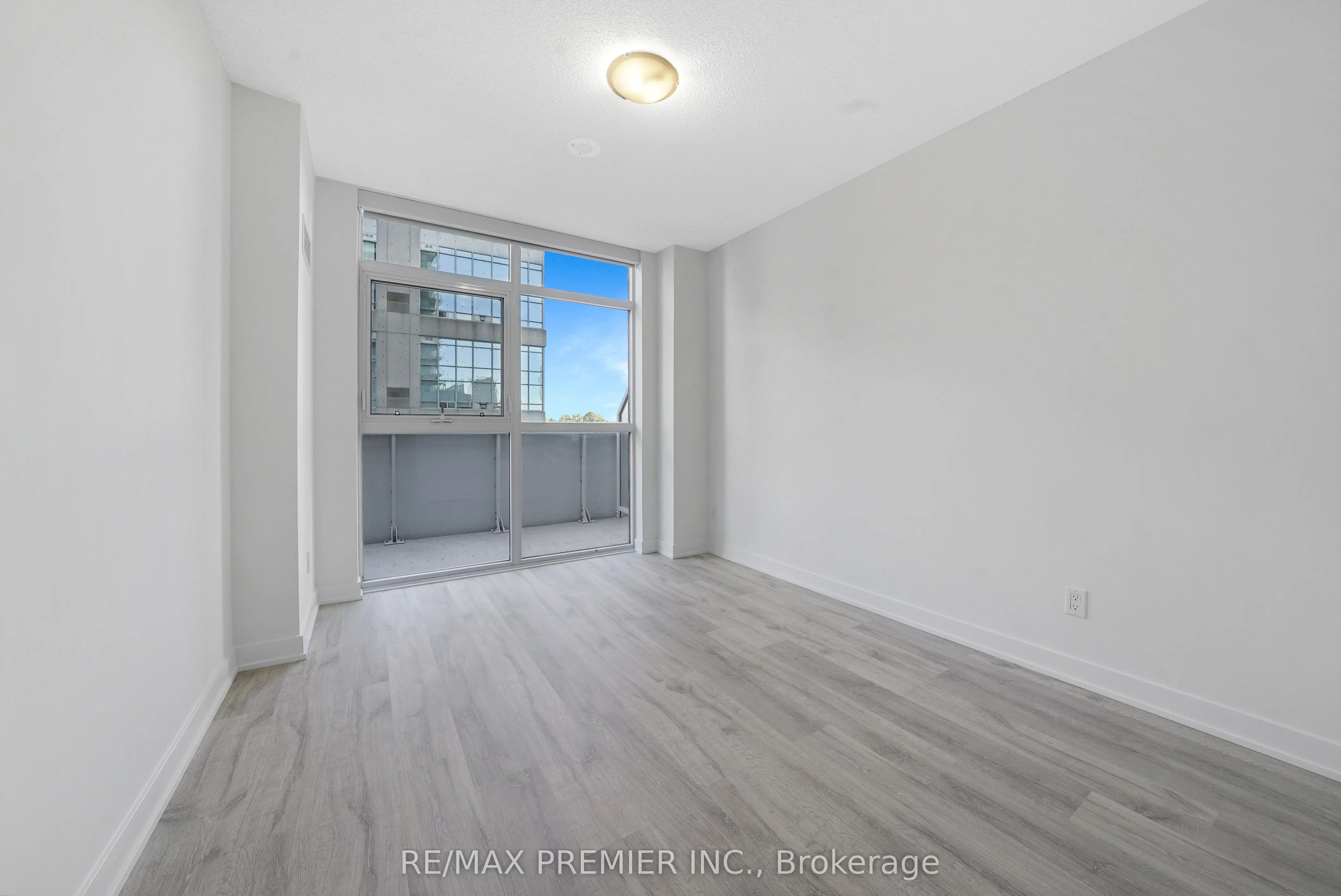251 Manitoba Street, #406