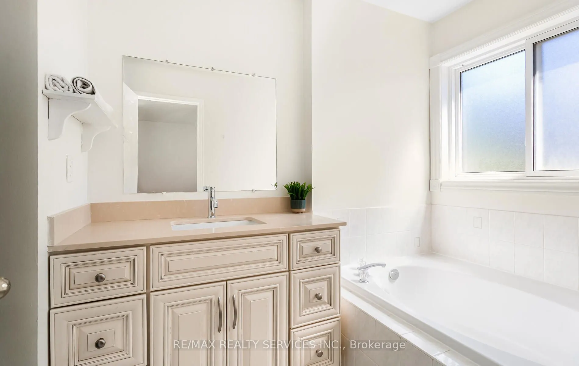 3912 Zenith Court