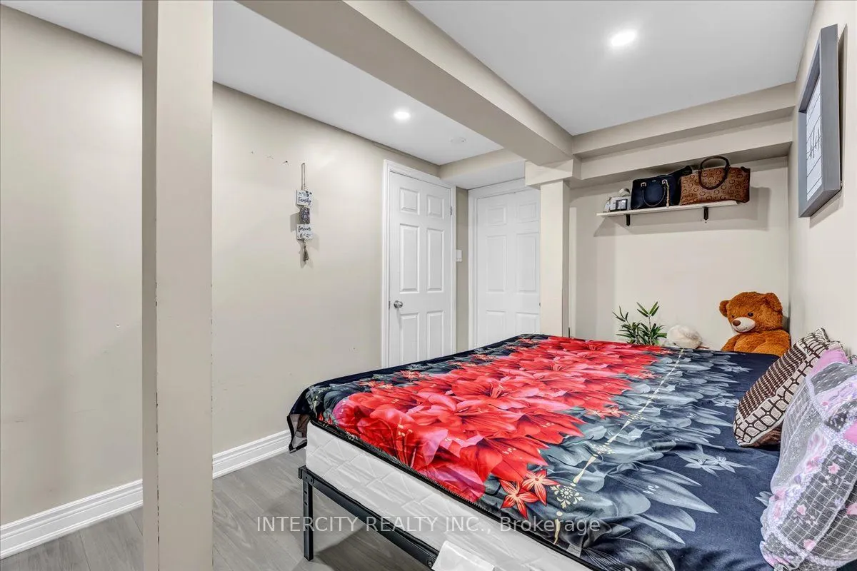6 Hedley Court