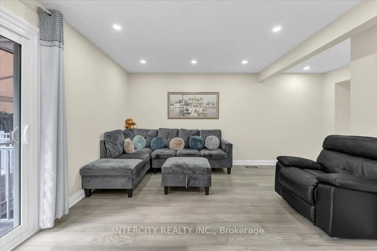 6 Hedley Court