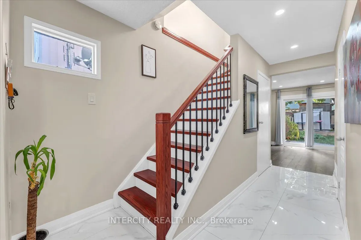 6 Hedley Court