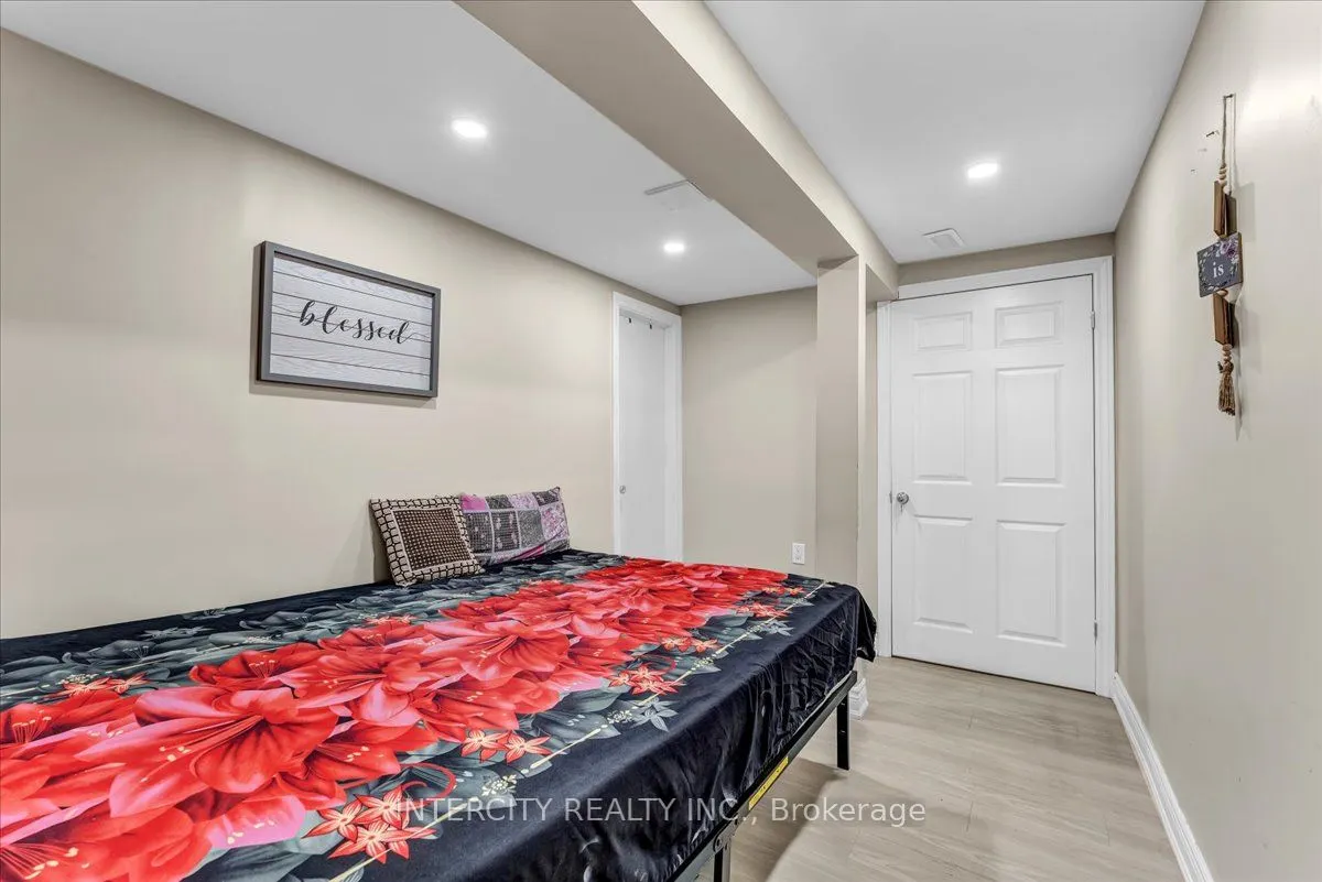 6 Hedley Court