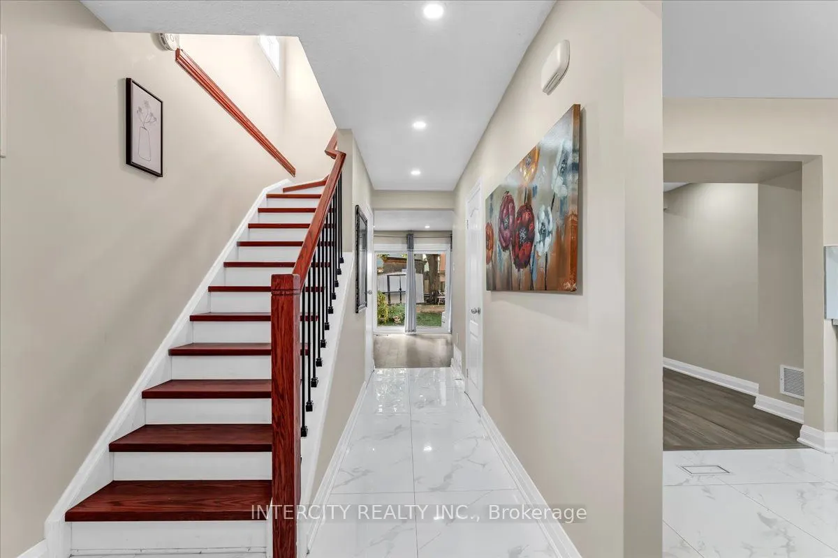 6 Hedley Court