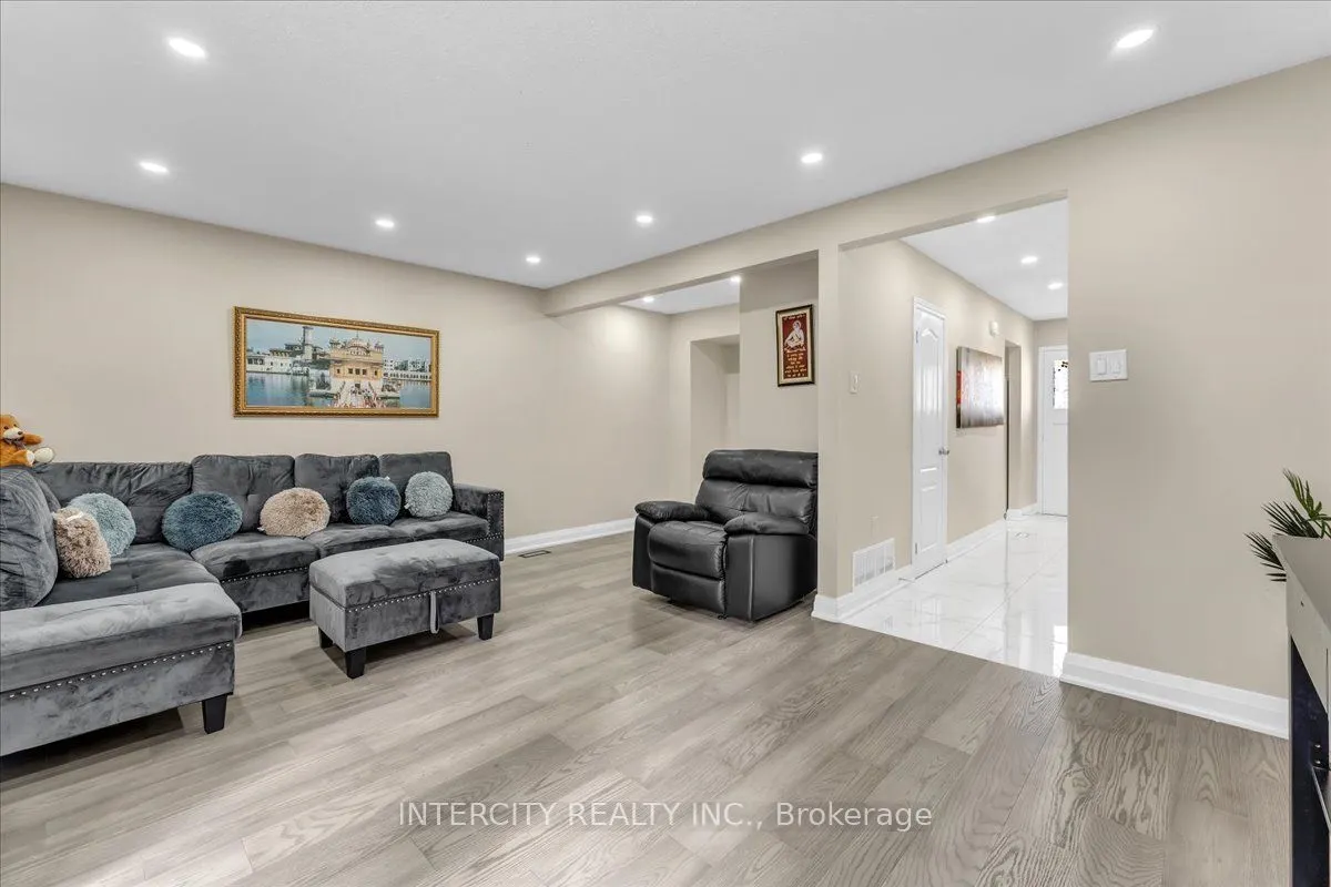 6 Hedley Court
