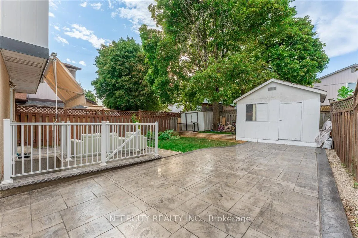 6 Hedley Court