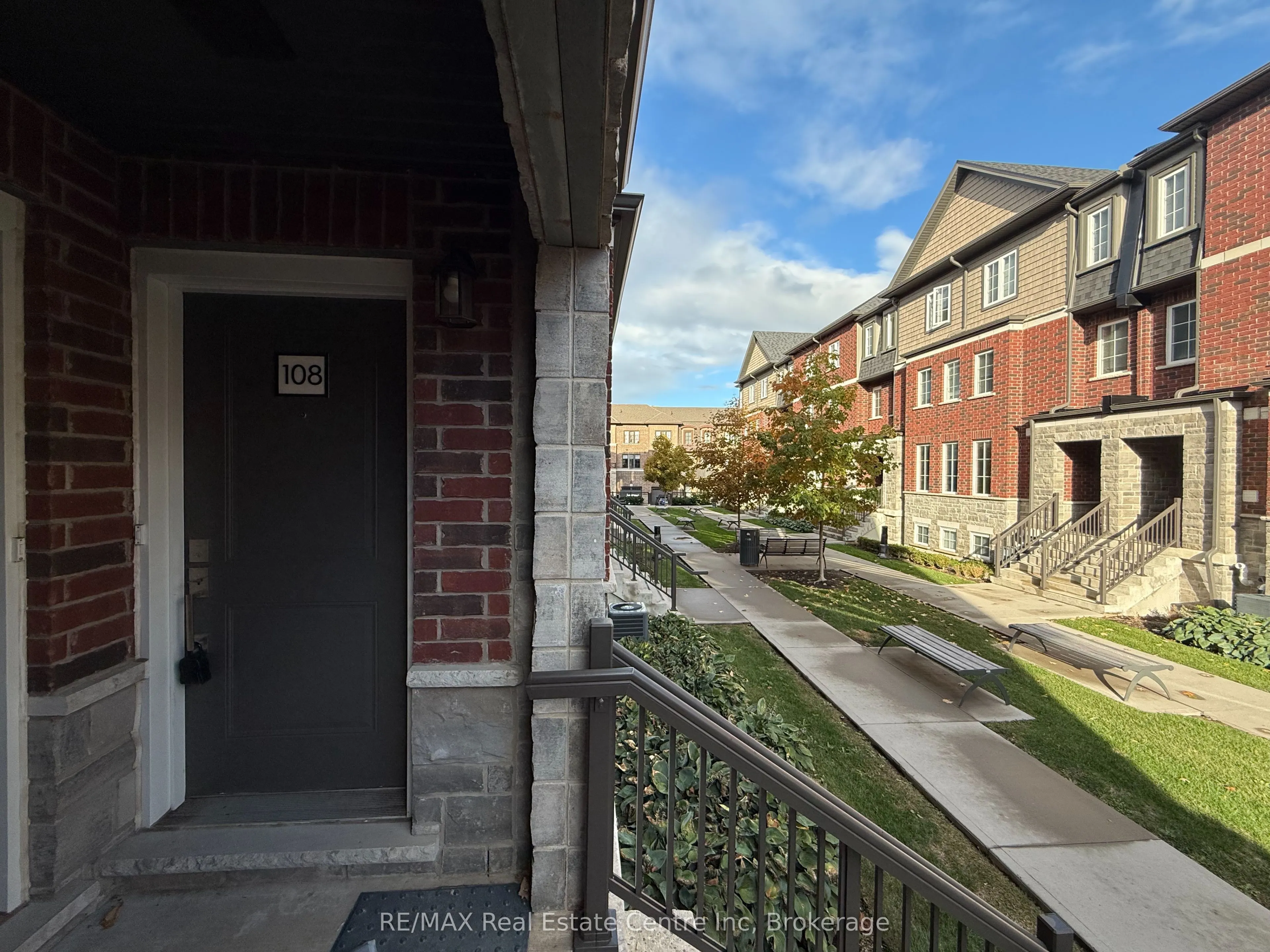 445 Ontario Street S, #108