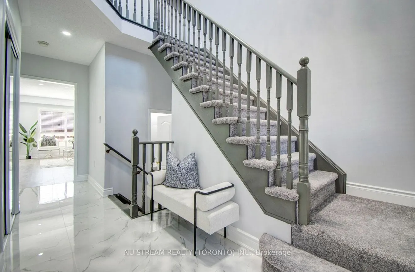 6056 Coxswain Crescent