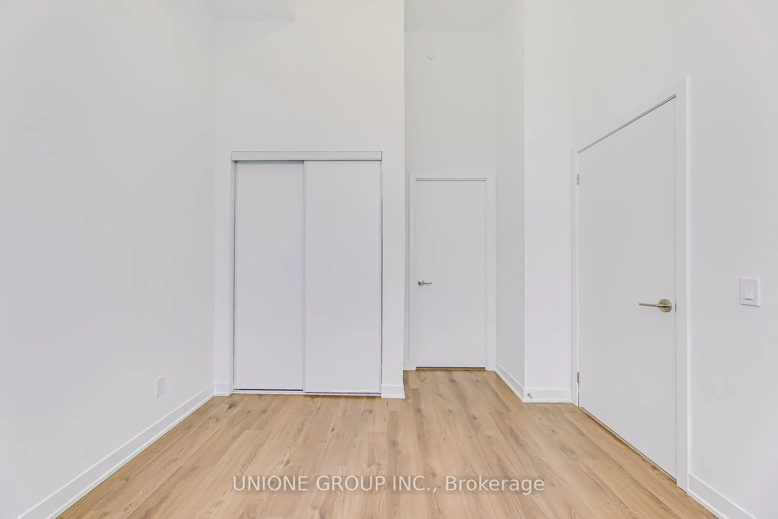 405 Dundas Street W, #105