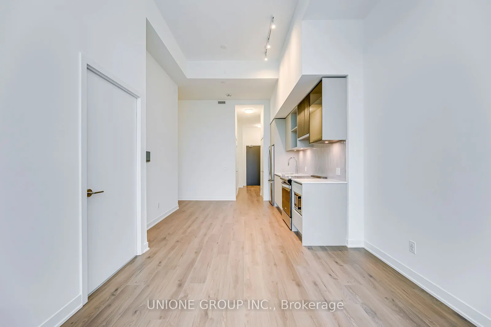 405 Dundas Street W, #105