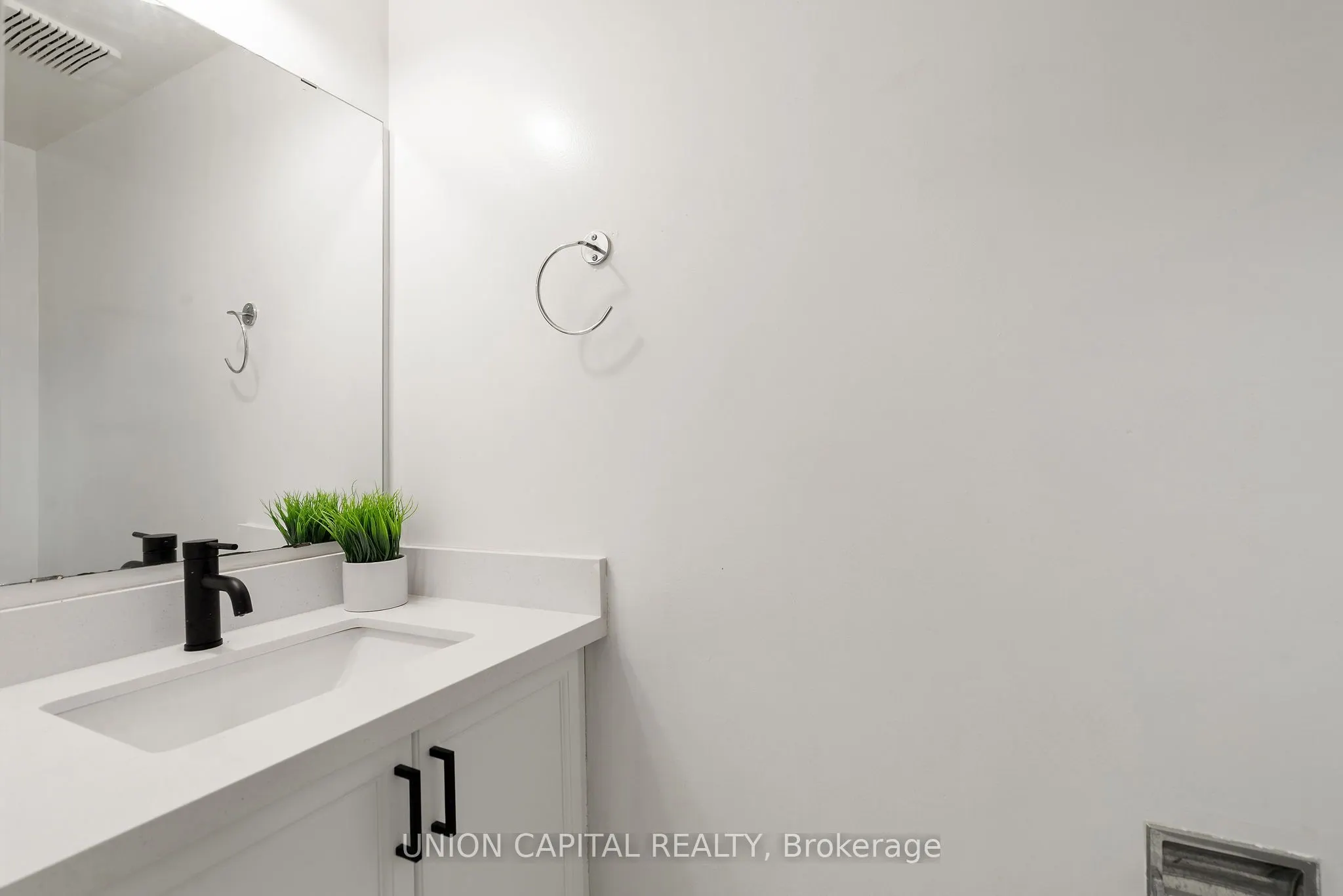 2555 Thomas Street, #106