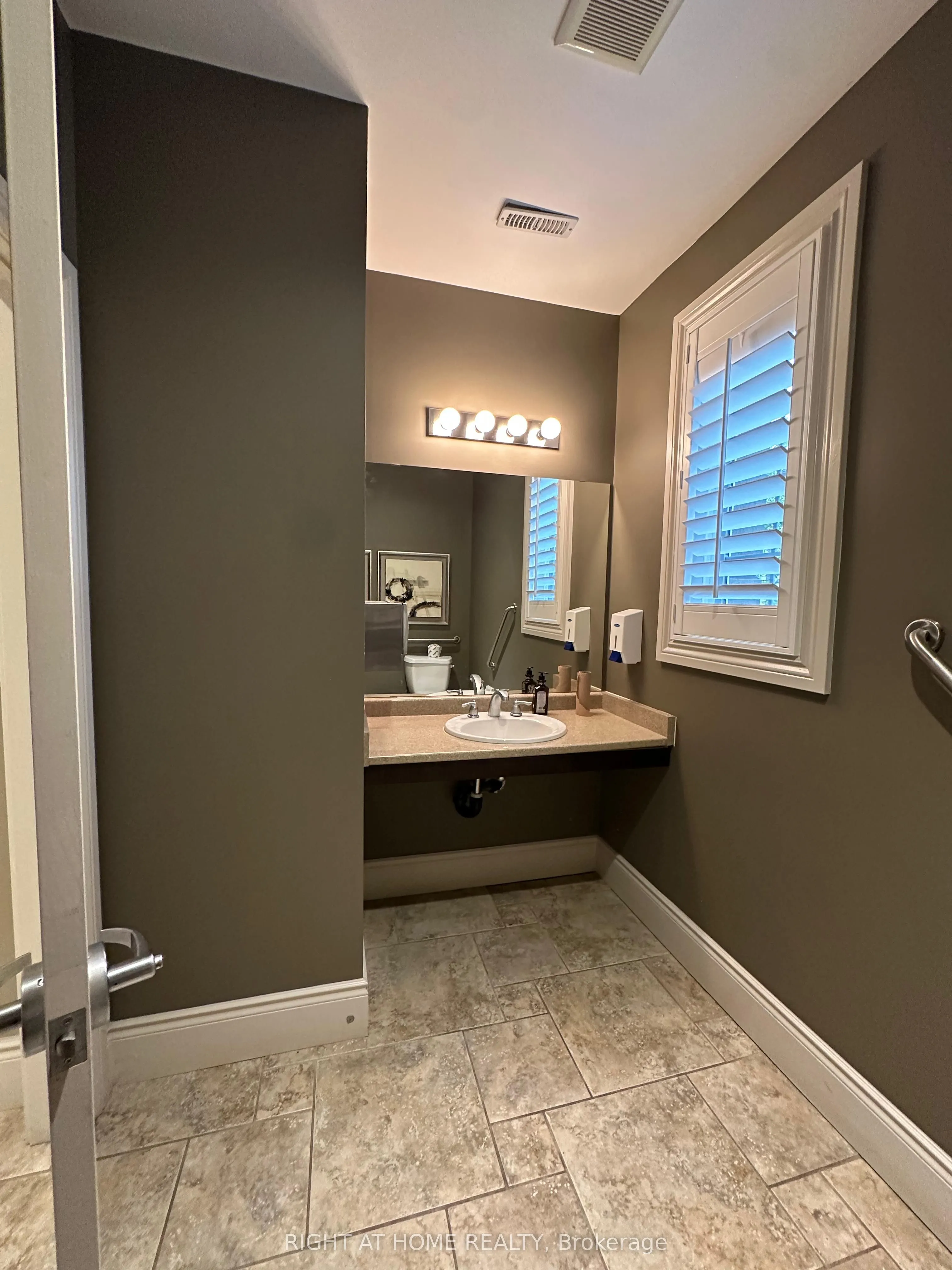 1370 Main Street E, #311