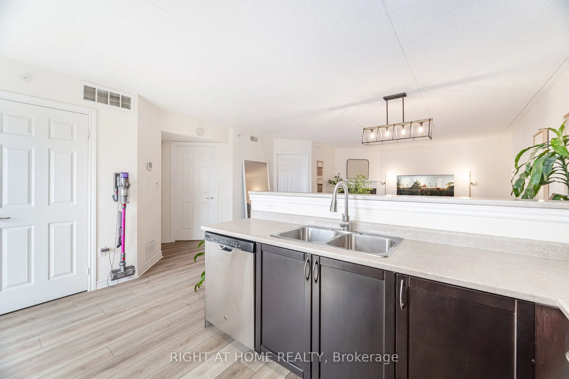 1370 Main Street E, #311