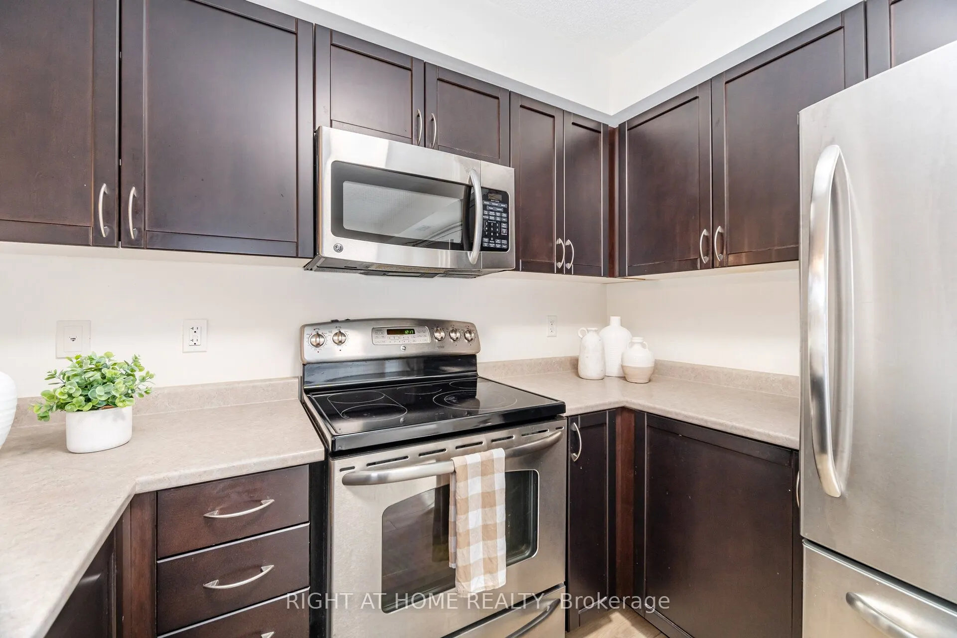 1370 Main Street E, #311