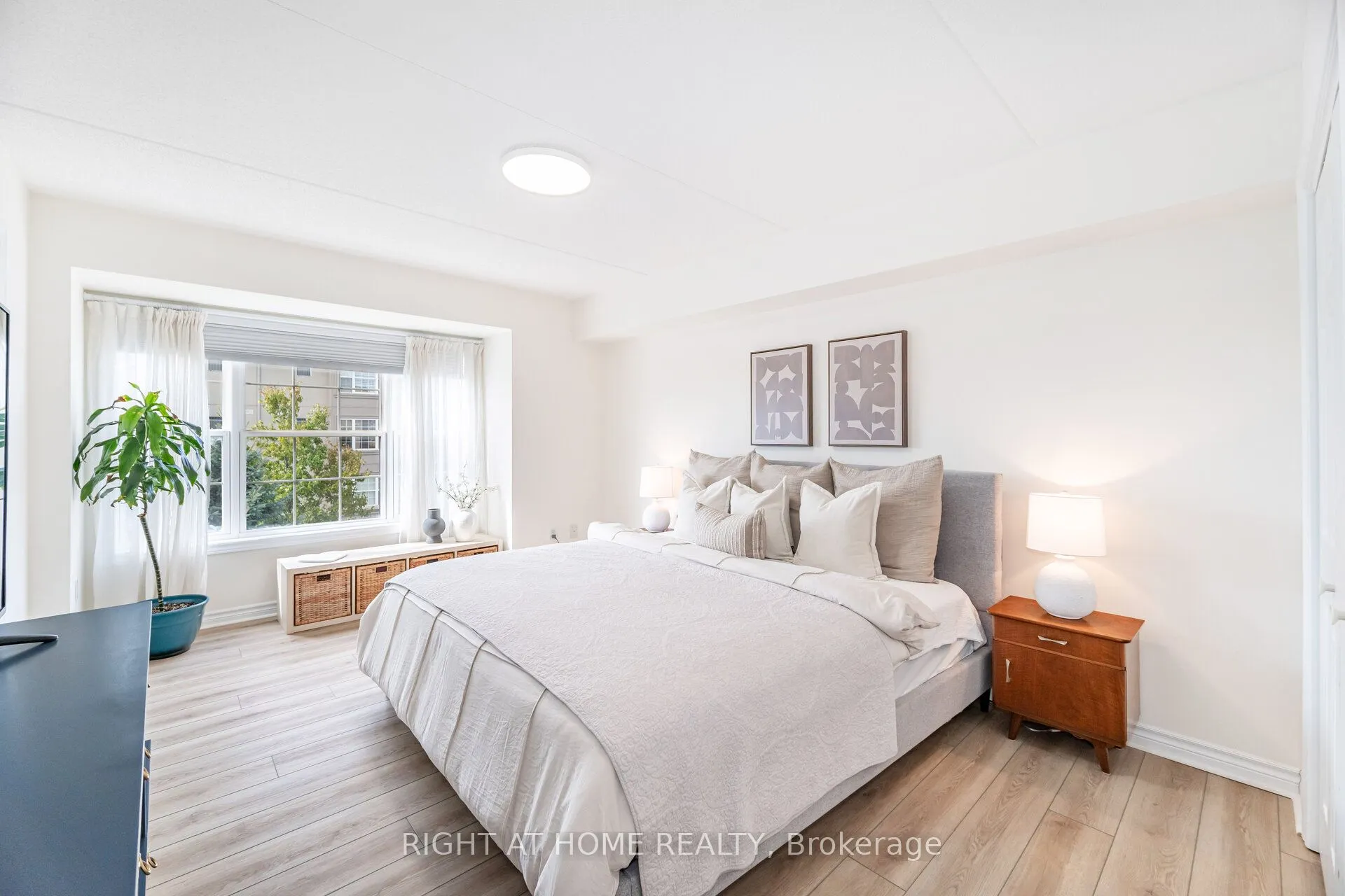 1370 Main Street E, #311
