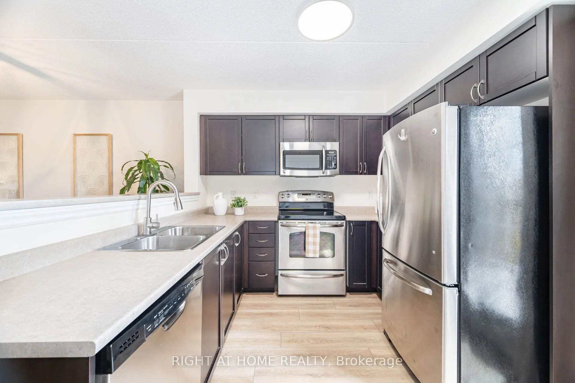 1370 Main Street E, #311