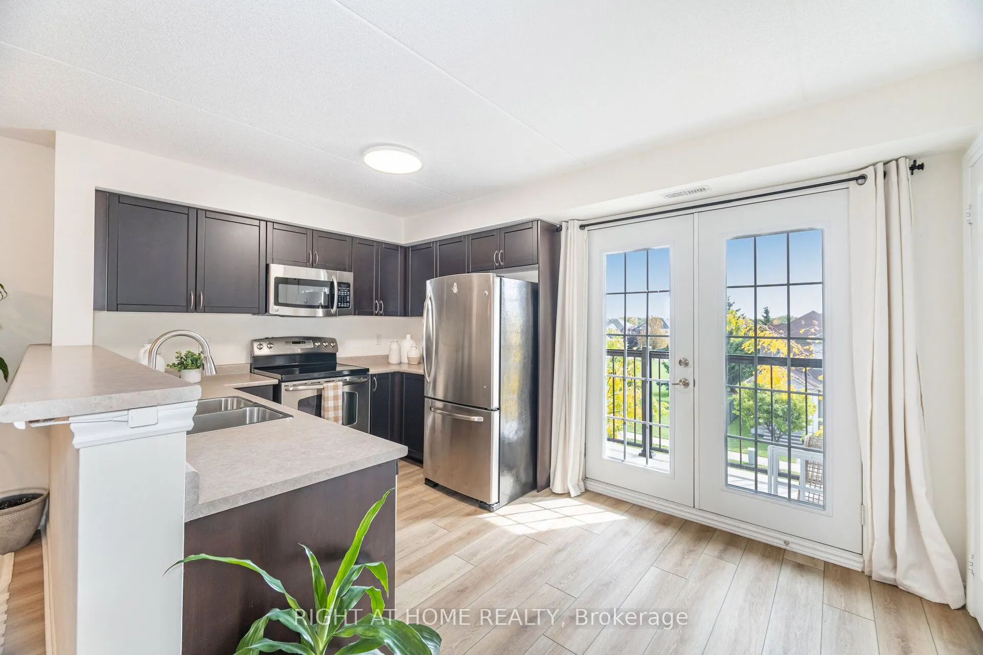 1370 Main Street E, #311