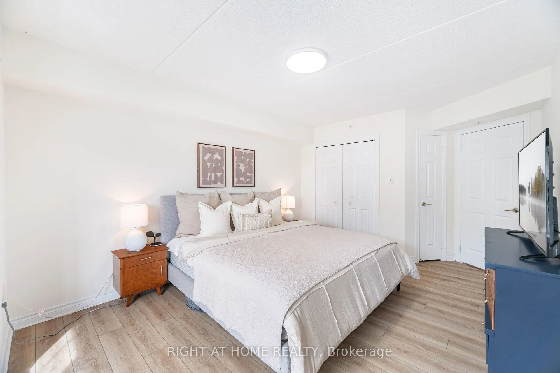 1370 Main Street E, #311