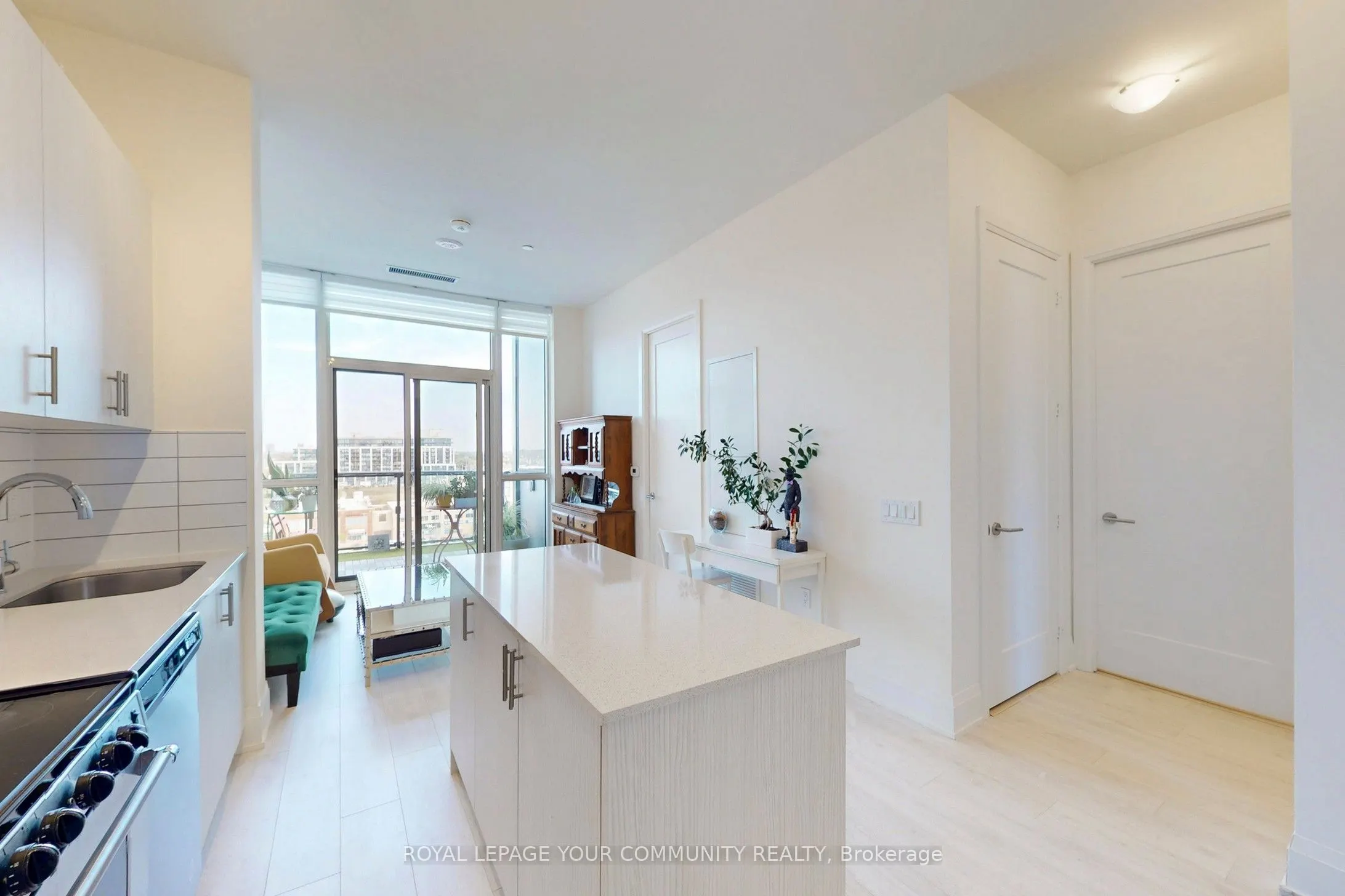 509 Dundas Street W, #807