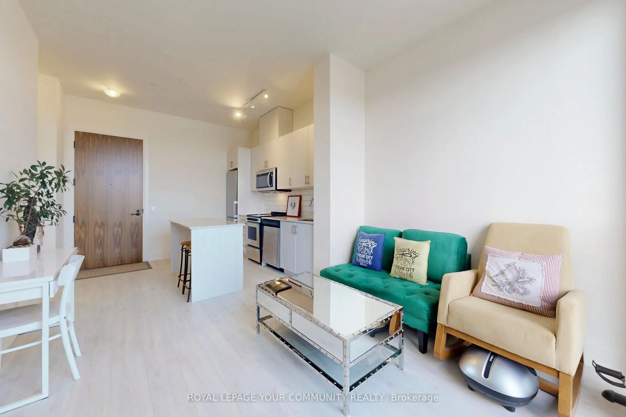 509 Dundas Street W, #807