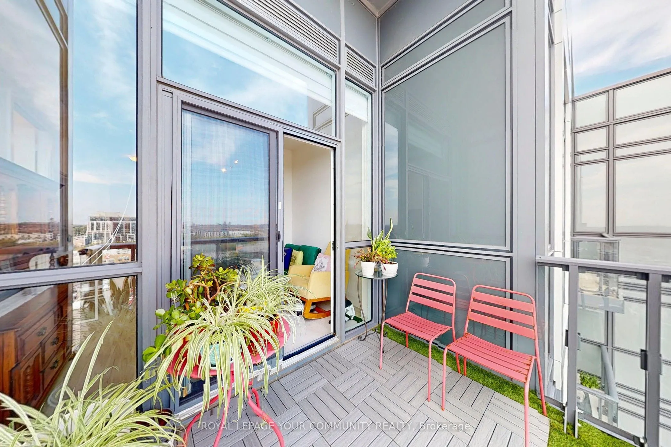 509 Dundas Street W, #807